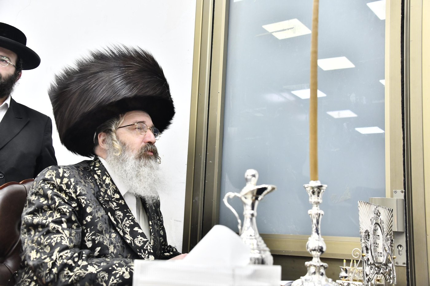 האדמו"ר מזוטשקא אמסנא בהדלקת נרות חנוכה 