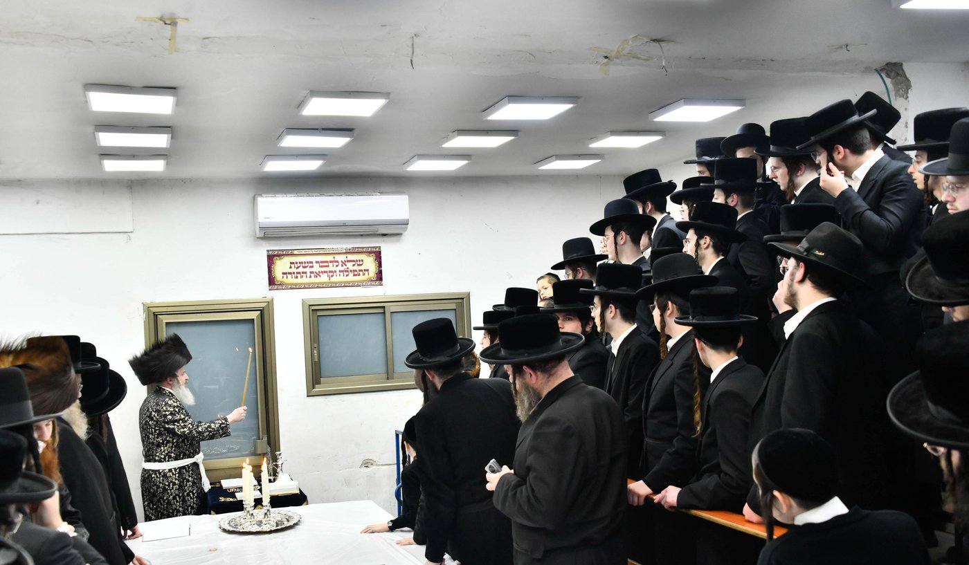 האדמו"ר מזוטשקא אמסנא בהדלקת נרות חנוכה 