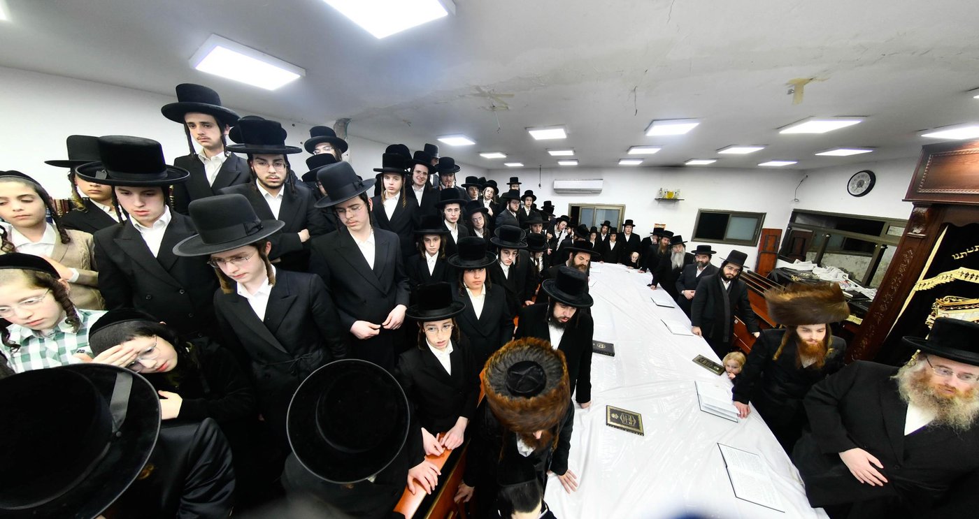 האדמו"ר מזוטשקא אמסנא בהדלקת נרות חנוכה 