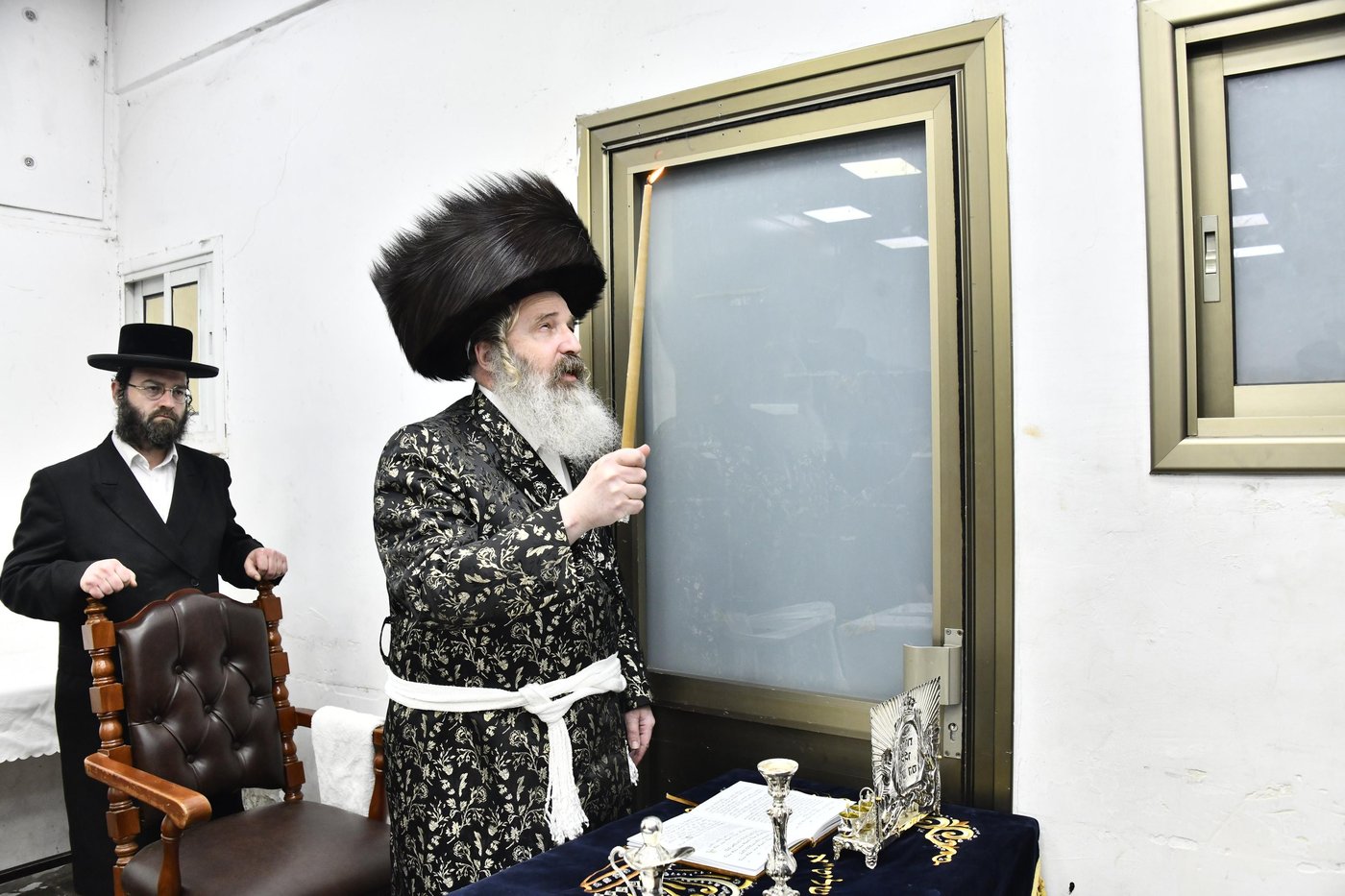 האדמו"ר מזוטשקא אמסנא בהדלקת נרות חנוכה 