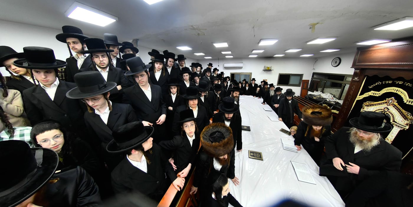 האדמו"ר מזוטשקא אמסנא בהדלקת נרות חנוכה 