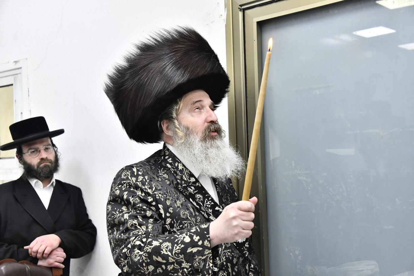 האדמו"ר מזוטשקא אמסנא בהדלקת נרות חנוכה 