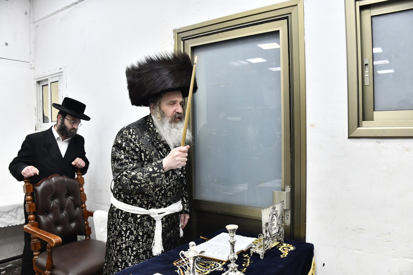 האדמו"ר מזוטשקא אמסנא בהדלקת נרות חנוכה 