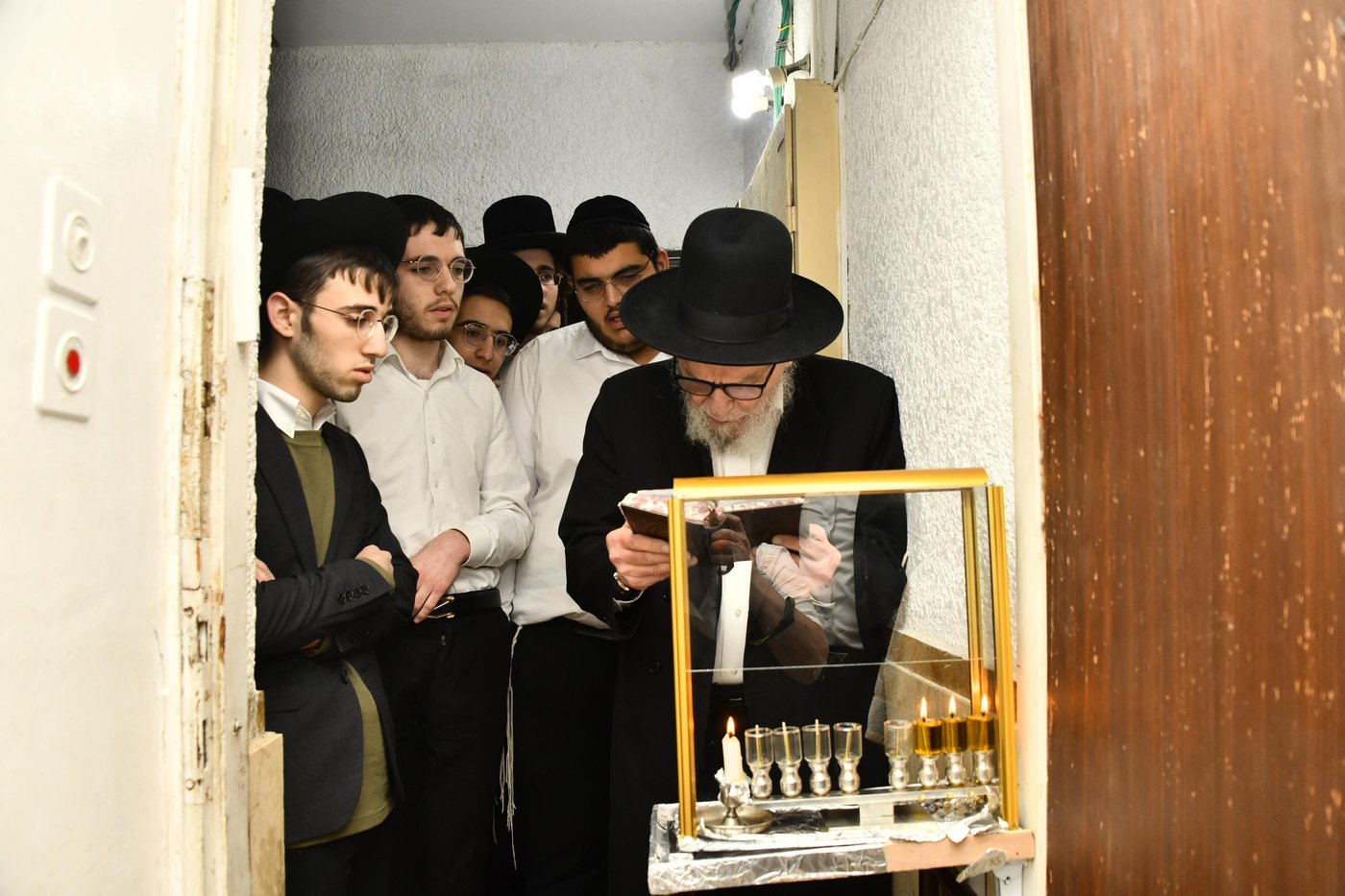 הגאון רבי משה הלל הירש בהדלקת נרות חנוכה 