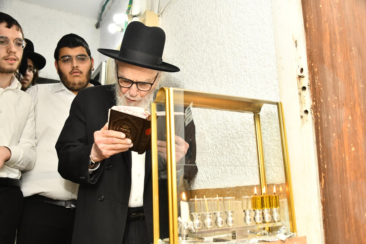 הגאון רבי משה הלל הירש בהדלקת נרות חנוכה 