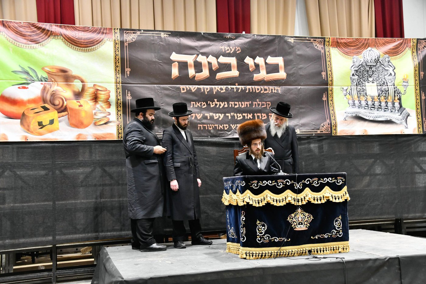 האדמו"ר מסאדיגורה בחלוקת מעות חנוכה לילדים