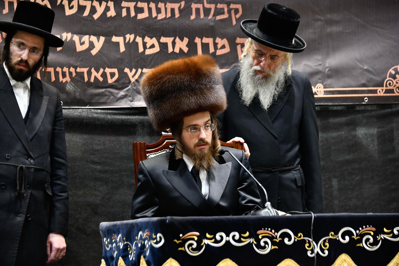 האדמו"ר מסאדיגורה בחלוקת מעות חנוכה לילדים