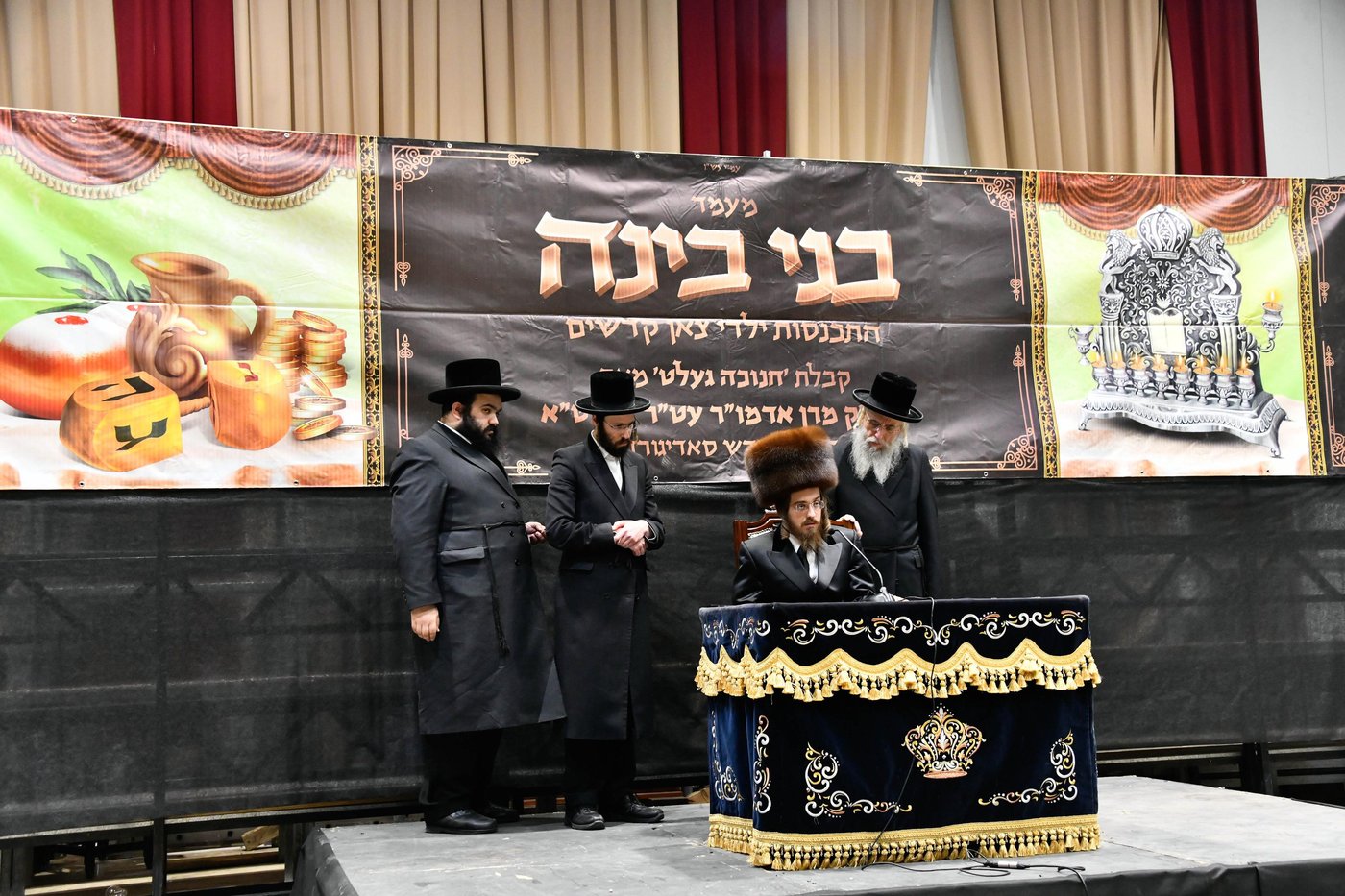 האדמו"ר מסאדיגורה בחלוקת מעות חנוכה לילדים