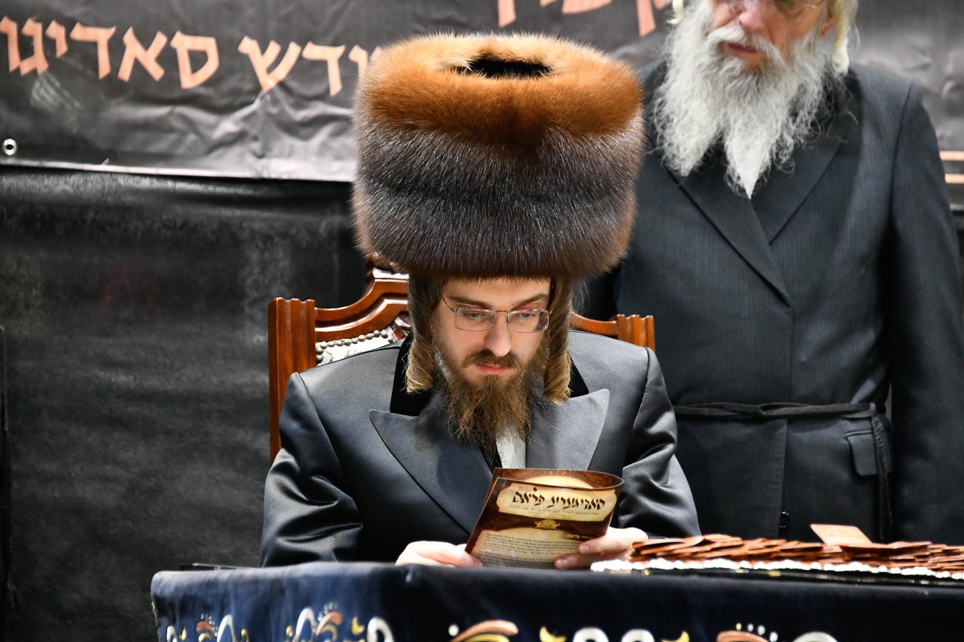 האדמו"ר מסאדיגורה בחלוקת מעות חנוכה לילדים