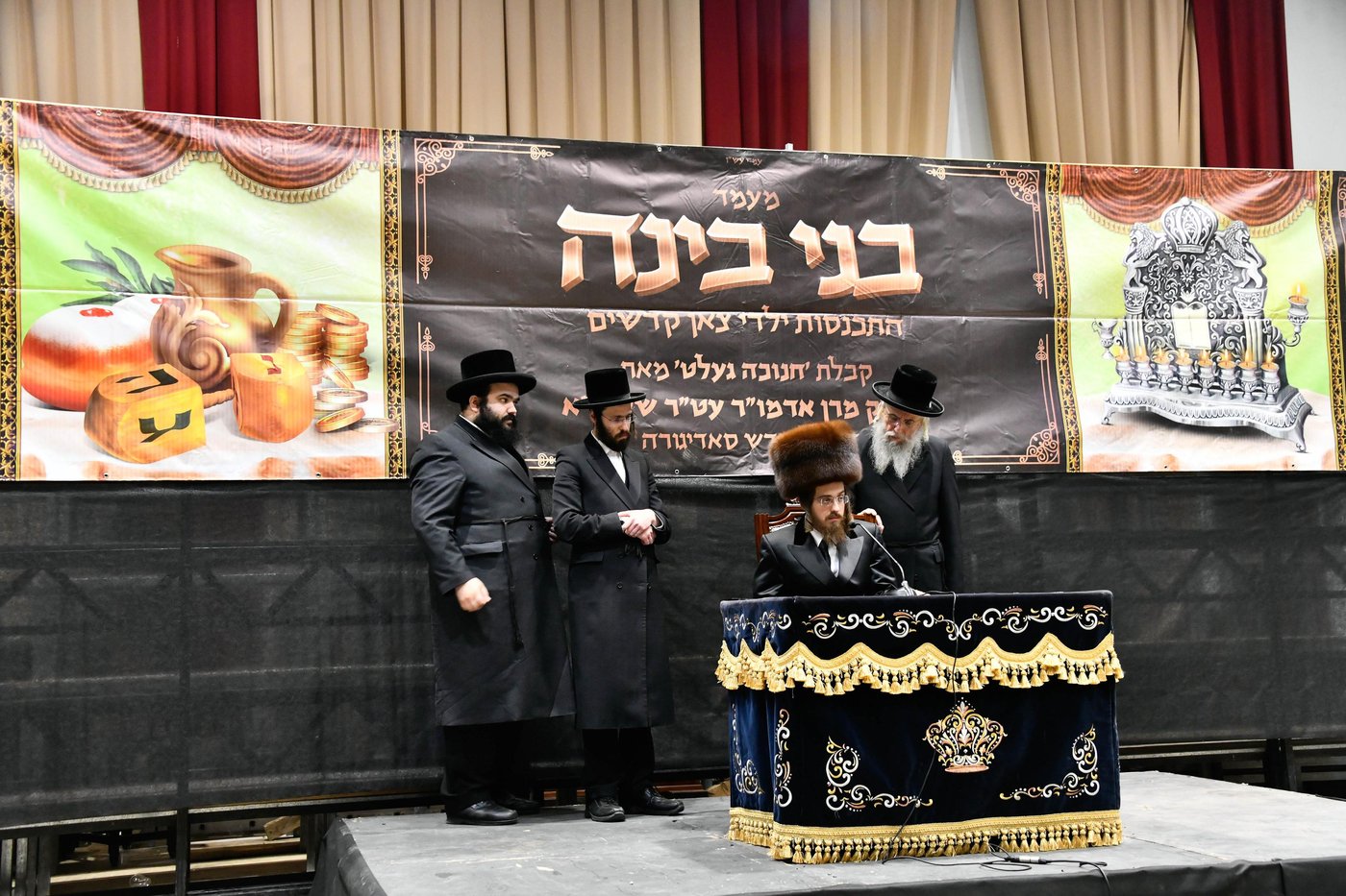 האדמו"ר מסאדיגורה בחלוקת מעות חנוכה לילדים