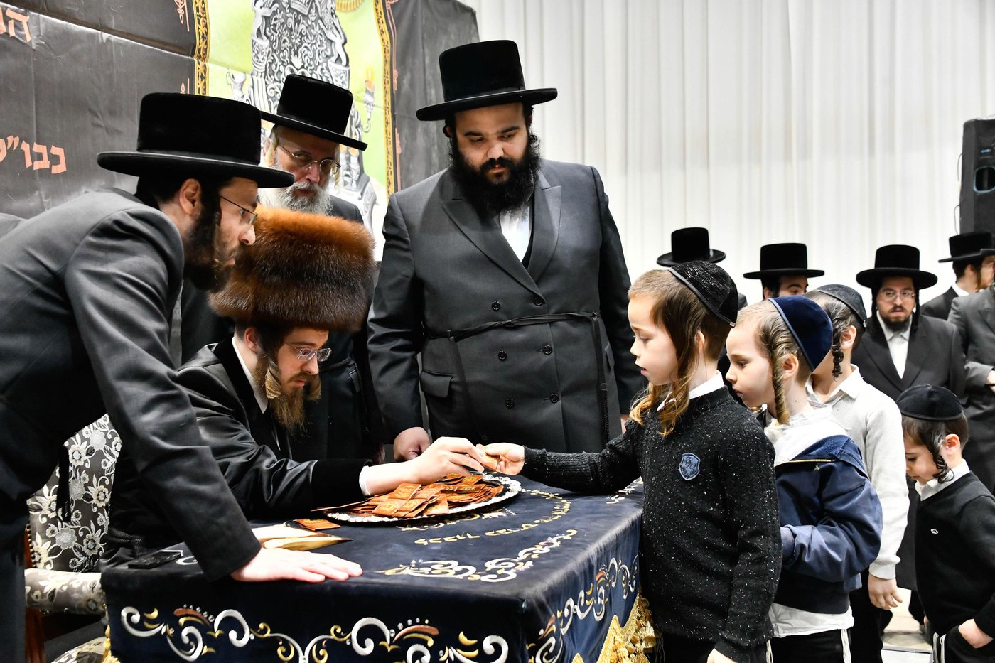 האדמו"ר מסאדיגורה בחלוקת מעות חנוכה לילדים