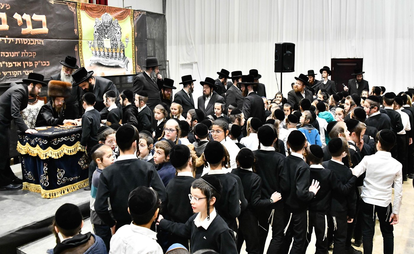 האדמו"ר מסאדיגורה בחלוקת מעות חנוכה לילדים