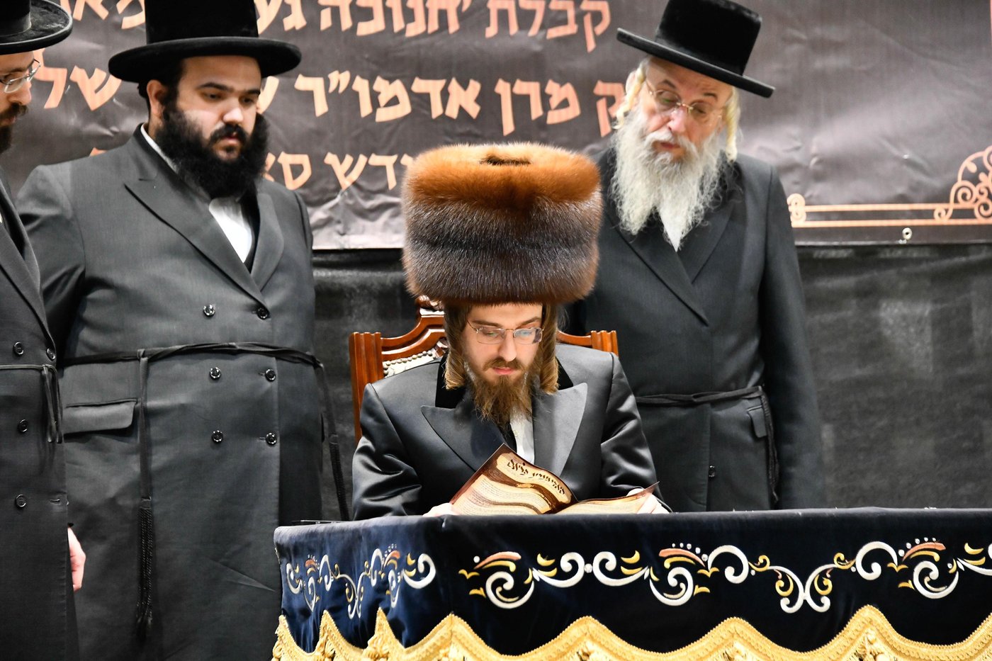 האדמו"ר מסאדיגורה בחלוקת מעות חנוכה לילדים