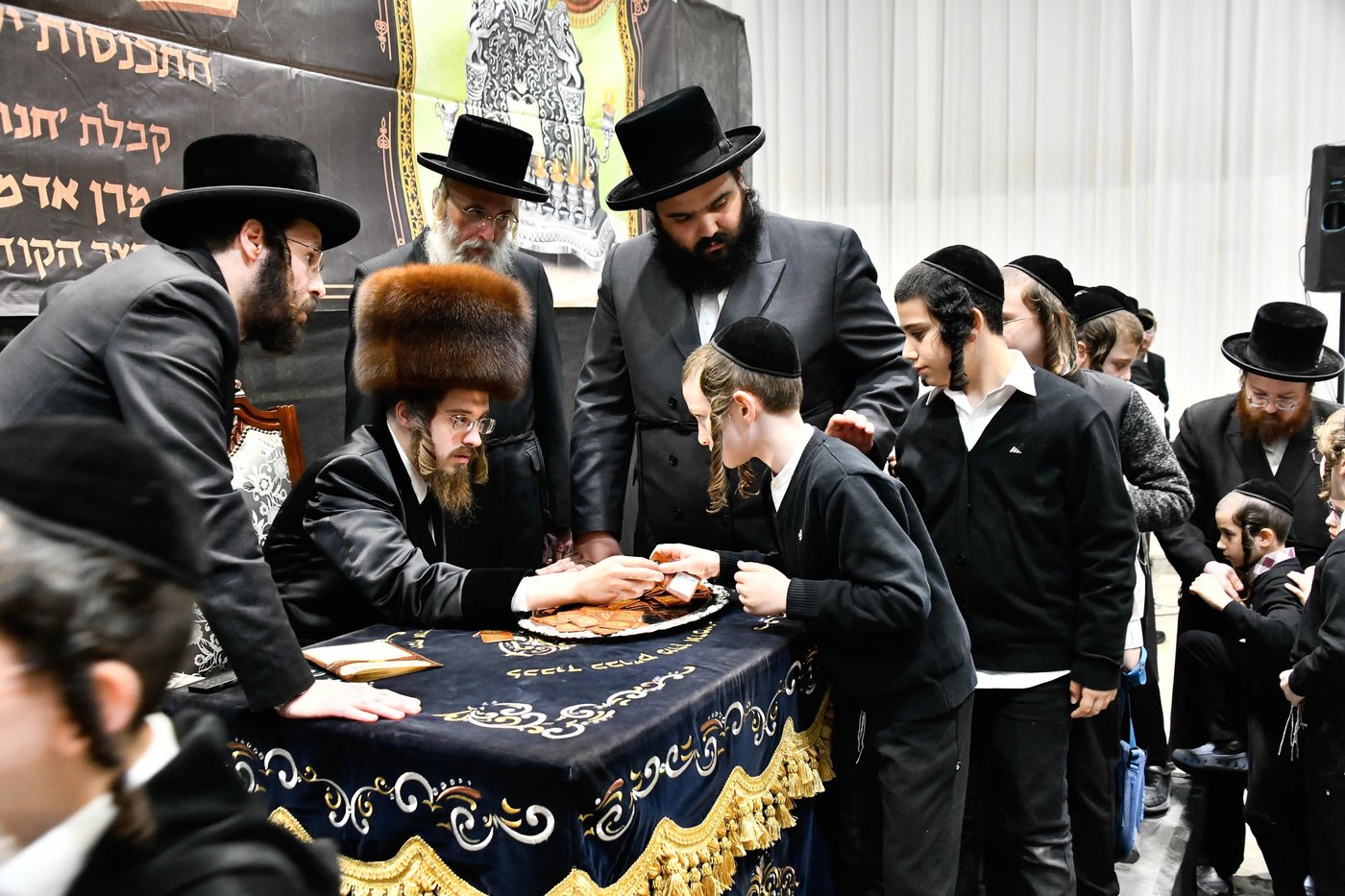 האדמו"ר מסאדיגורה בחלוקת מעות חנוכה לילדים