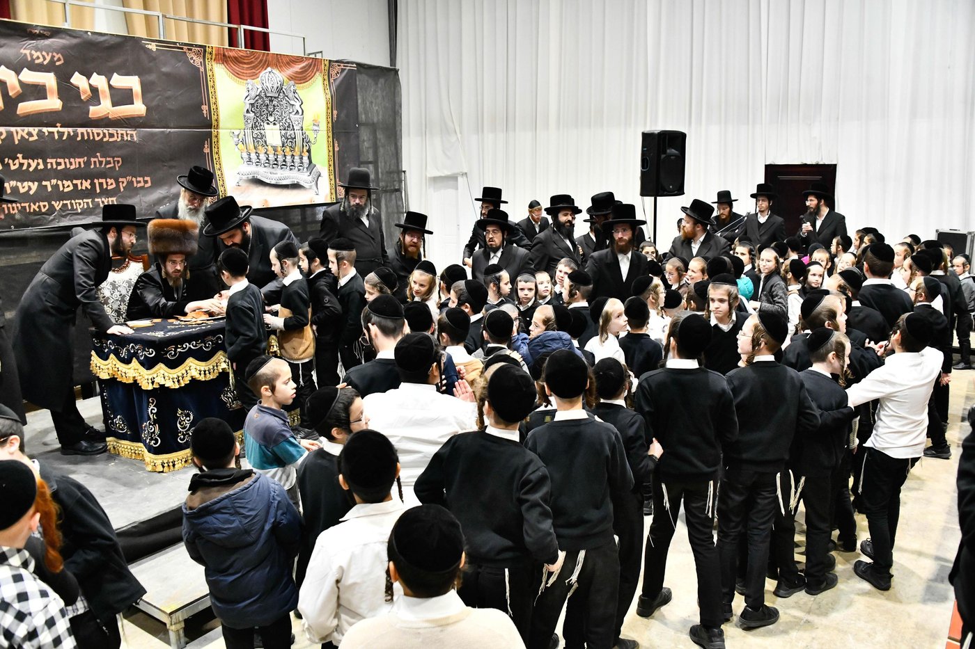 האדמו"ר מסאדיגורה בחלוקת מעות חנוכה לילדים