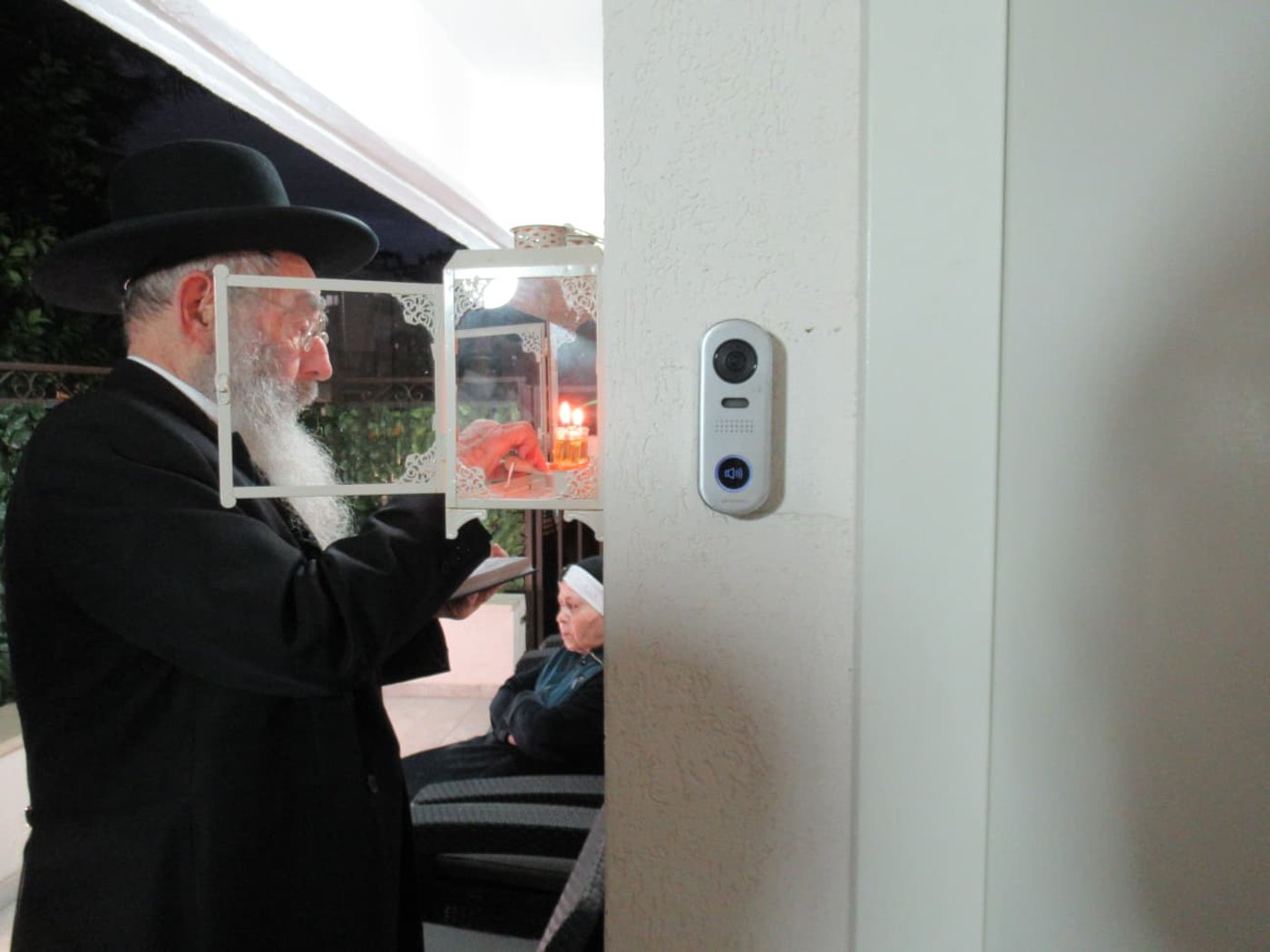 הגר"ש אנגלנדר בהדלקת נרות חנוכה 