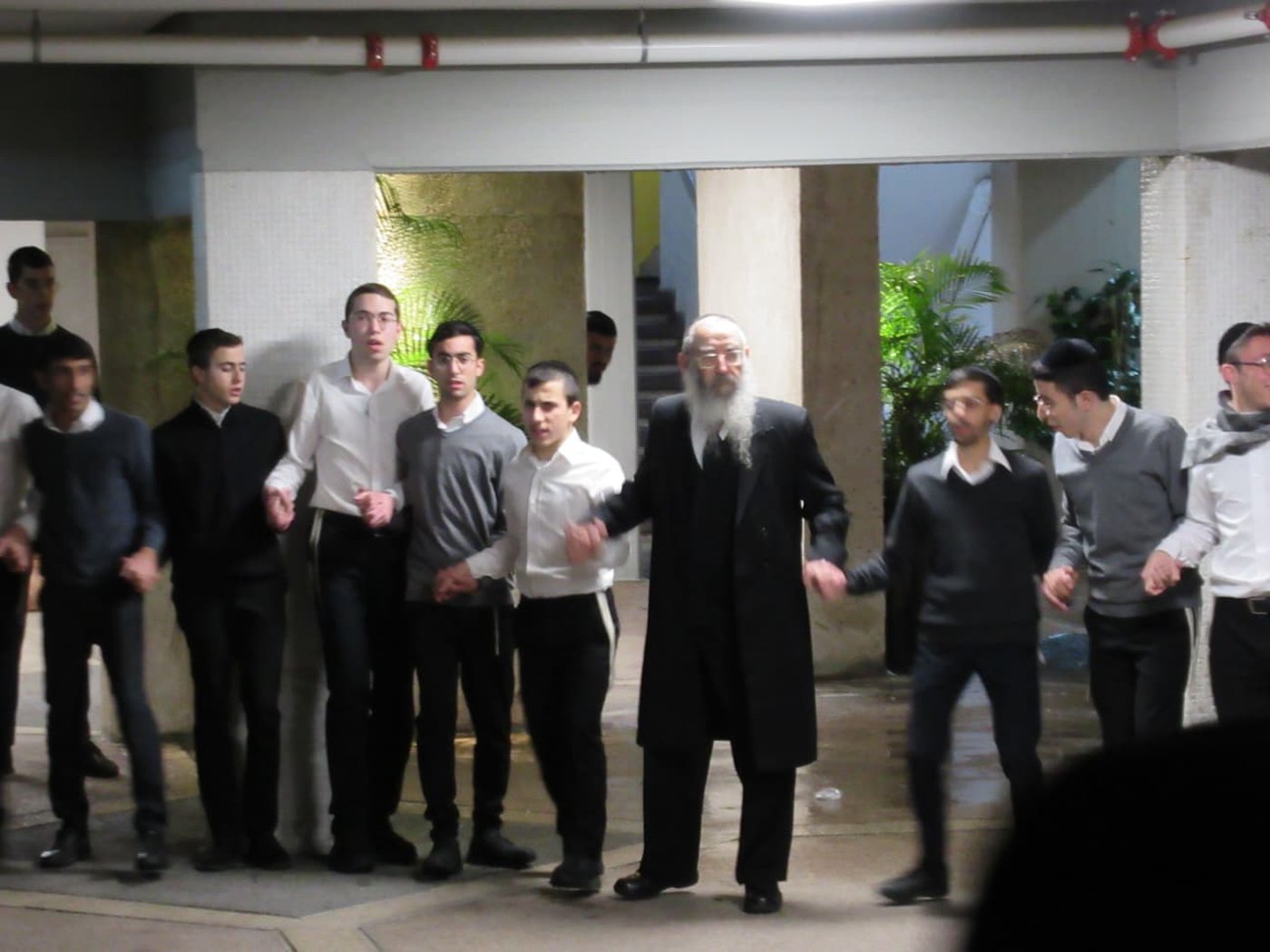 הגר"ש אנגלנדר בהדלקת נרות חנוכה 