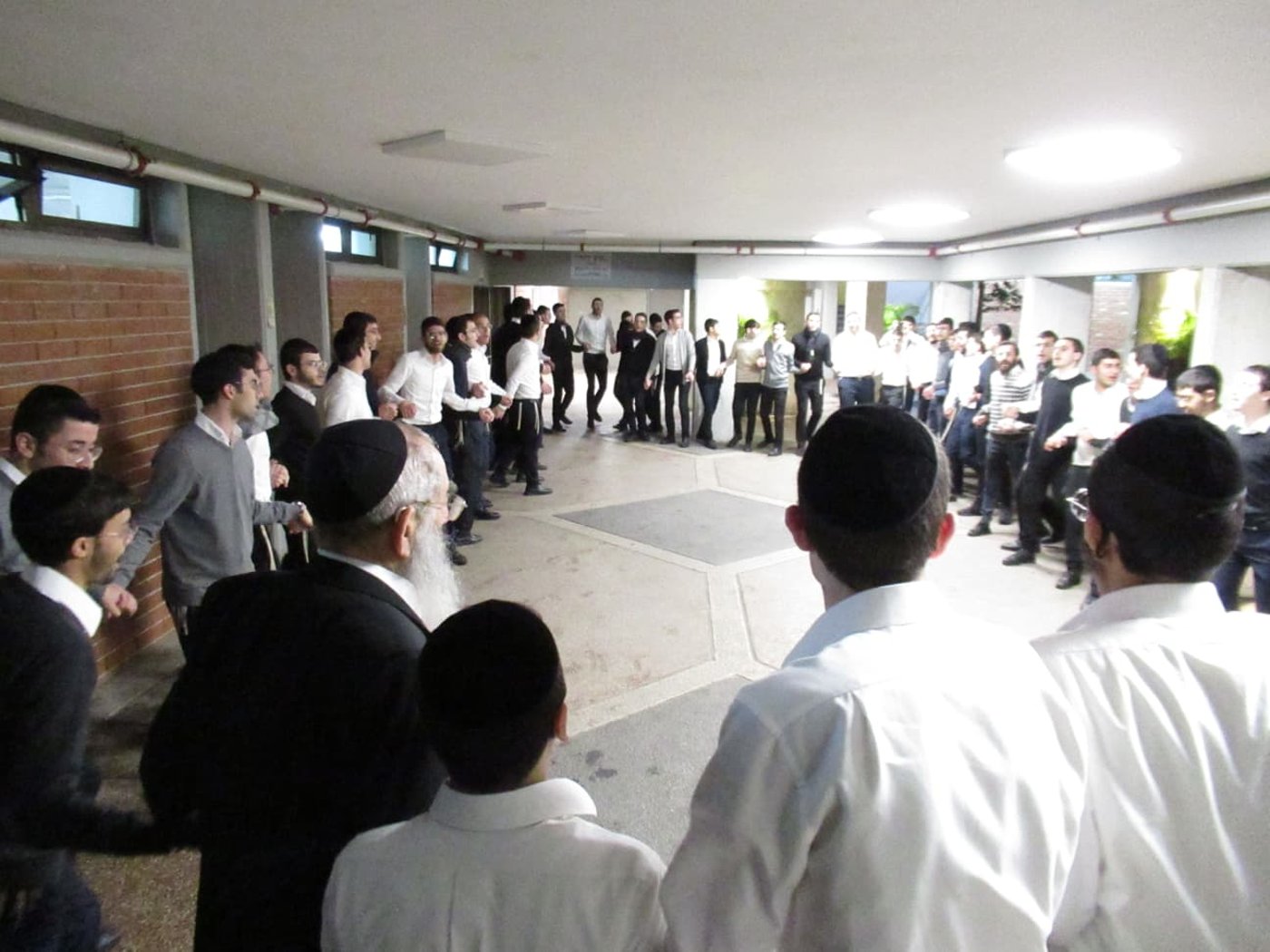 הגר"ש אנגלנדר בהדלקת נרות חנוכה 