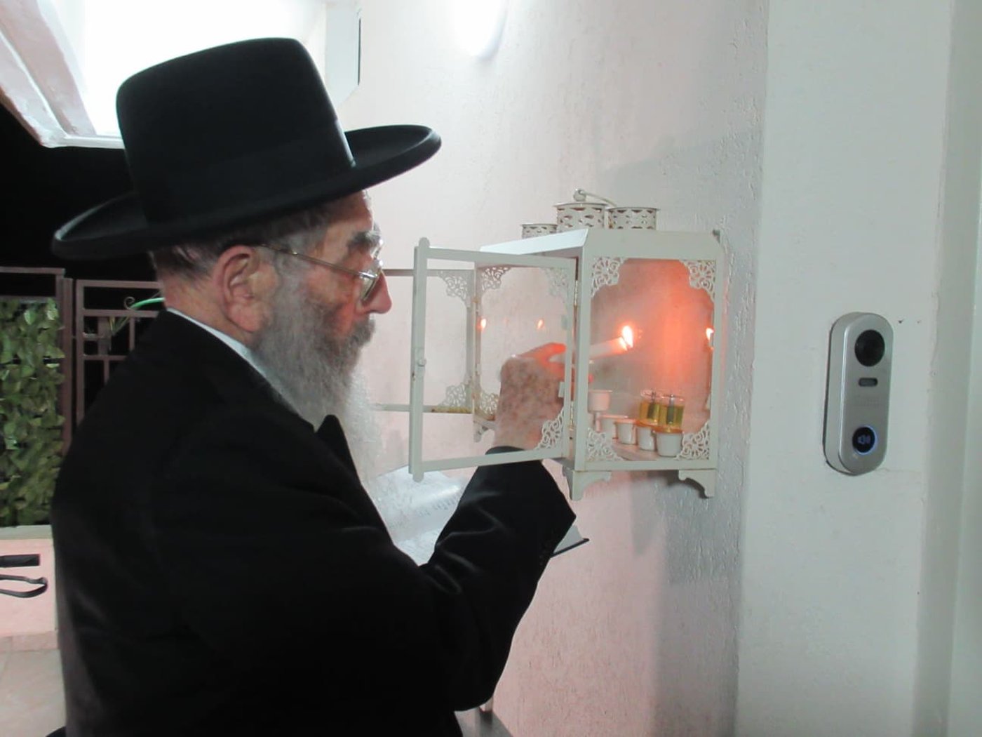 הגר"ש אנגלנדר בהדלקת נרות חנוכה 