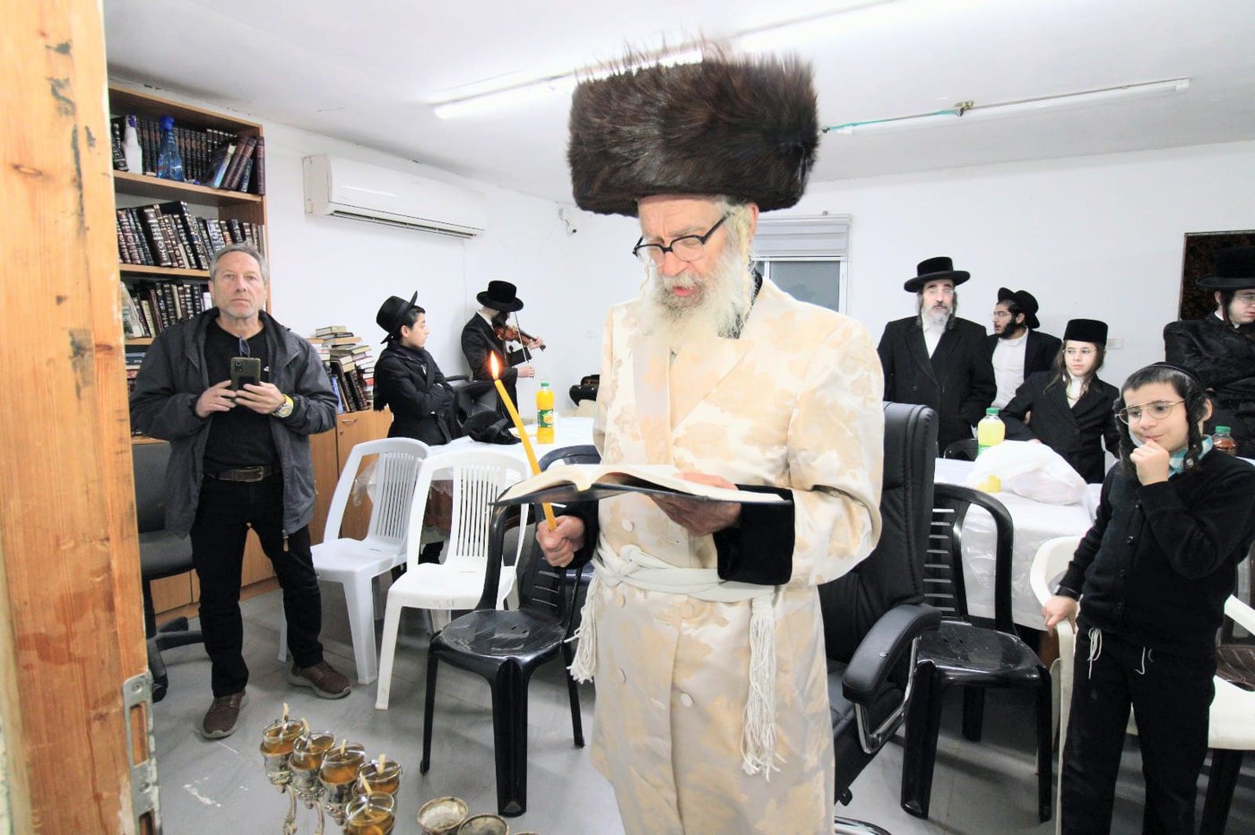 הרבי מטורקא בהדלקת נרות חנוכה