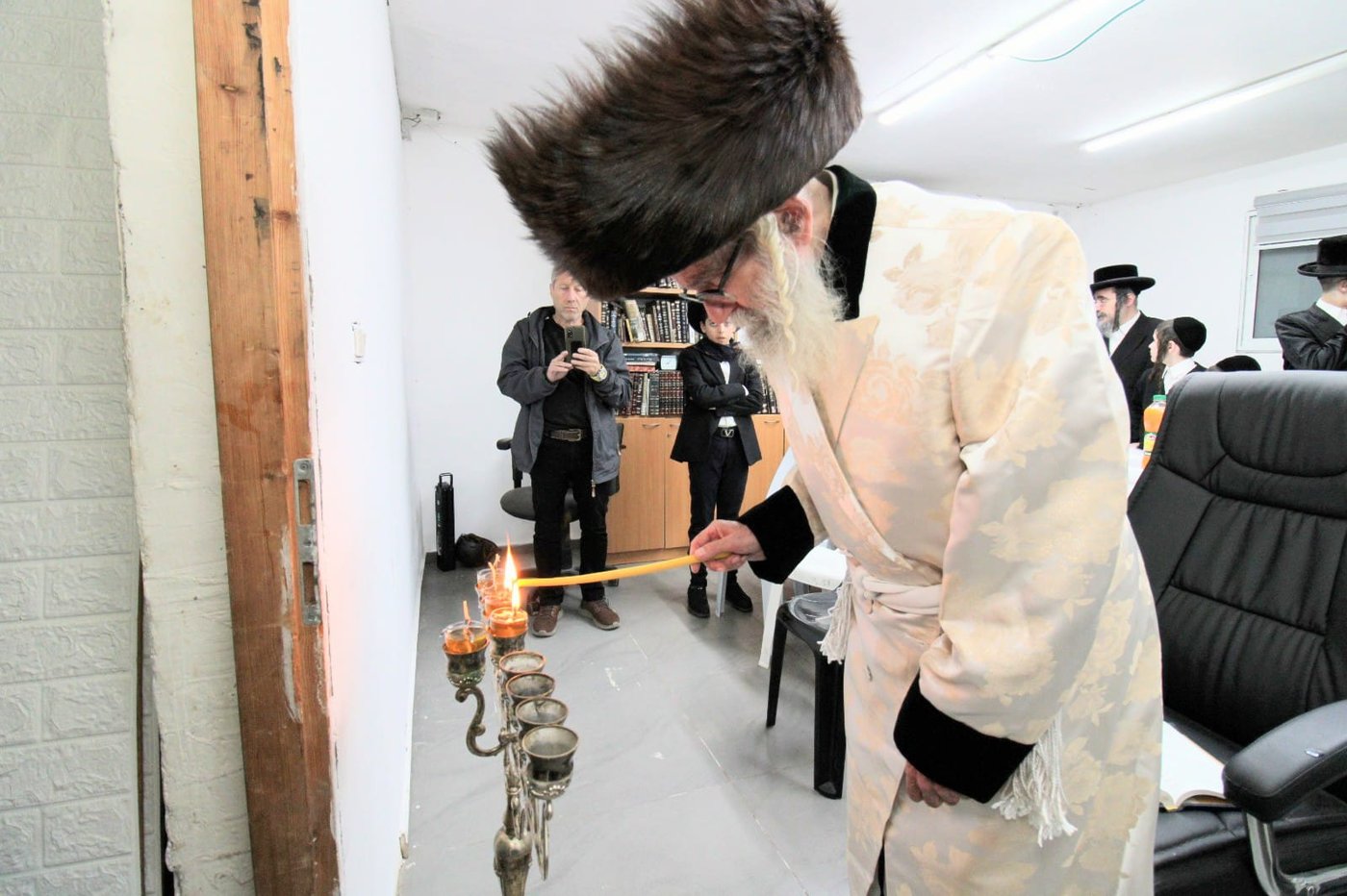 הרבי מטורקא בהדלקת נרות חנוכה