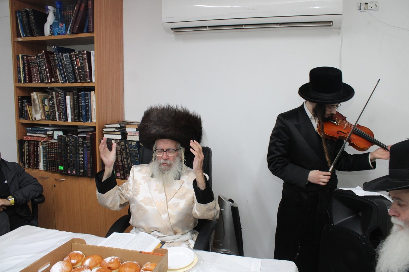 הרבי מטורקא בהדלקת נרות חנוכה