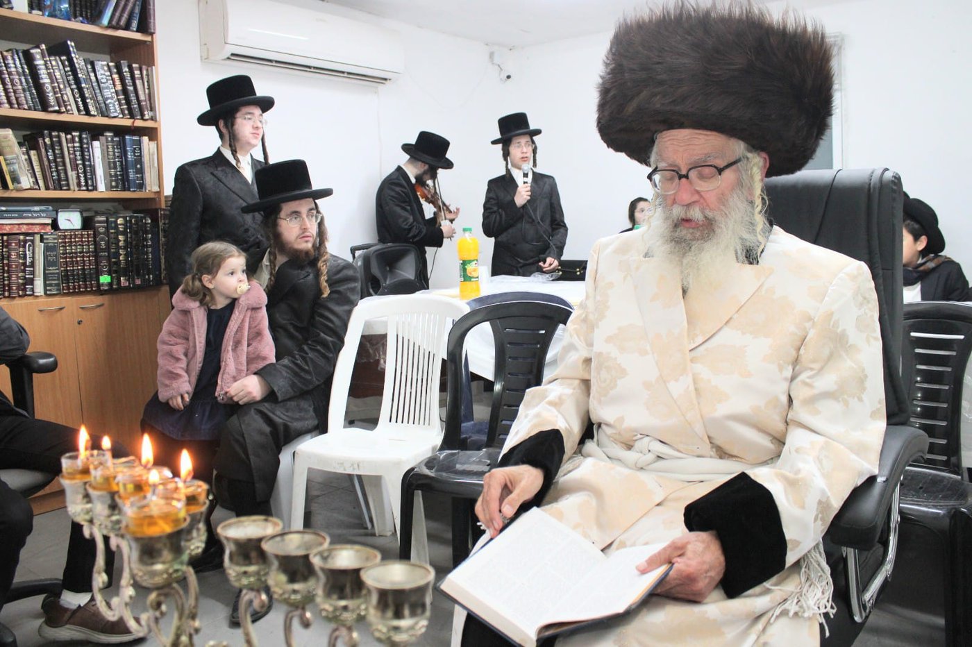 הרבי מטורקא בהדלקת נרות חנוכה