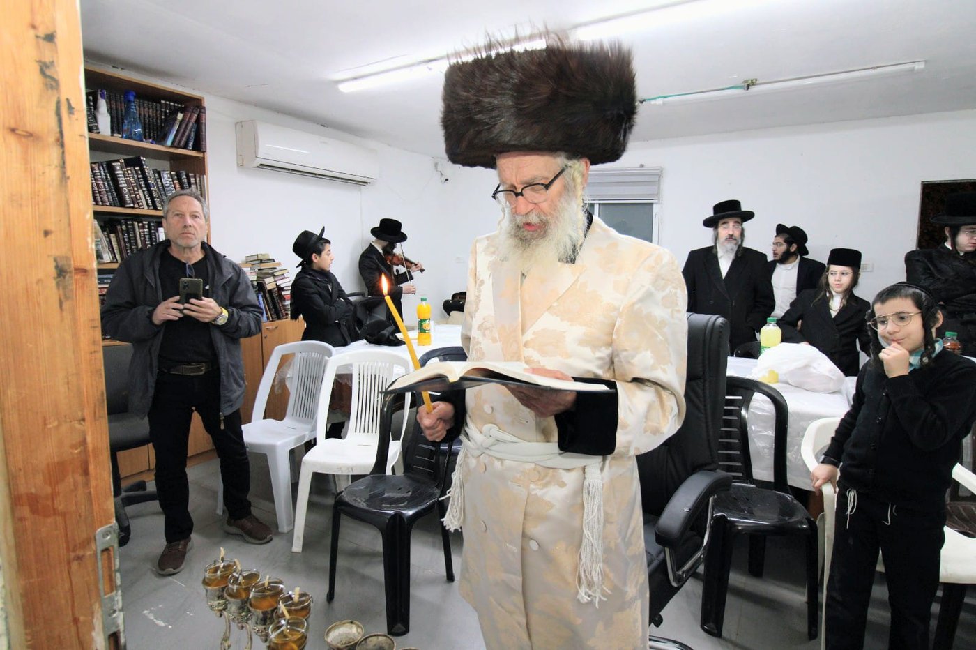 הרבי מטורקא בהדלקת נרות חנוכה