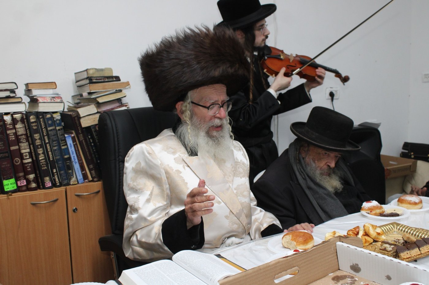 הרבי מטורקא בהדלקת נרות חנוכה