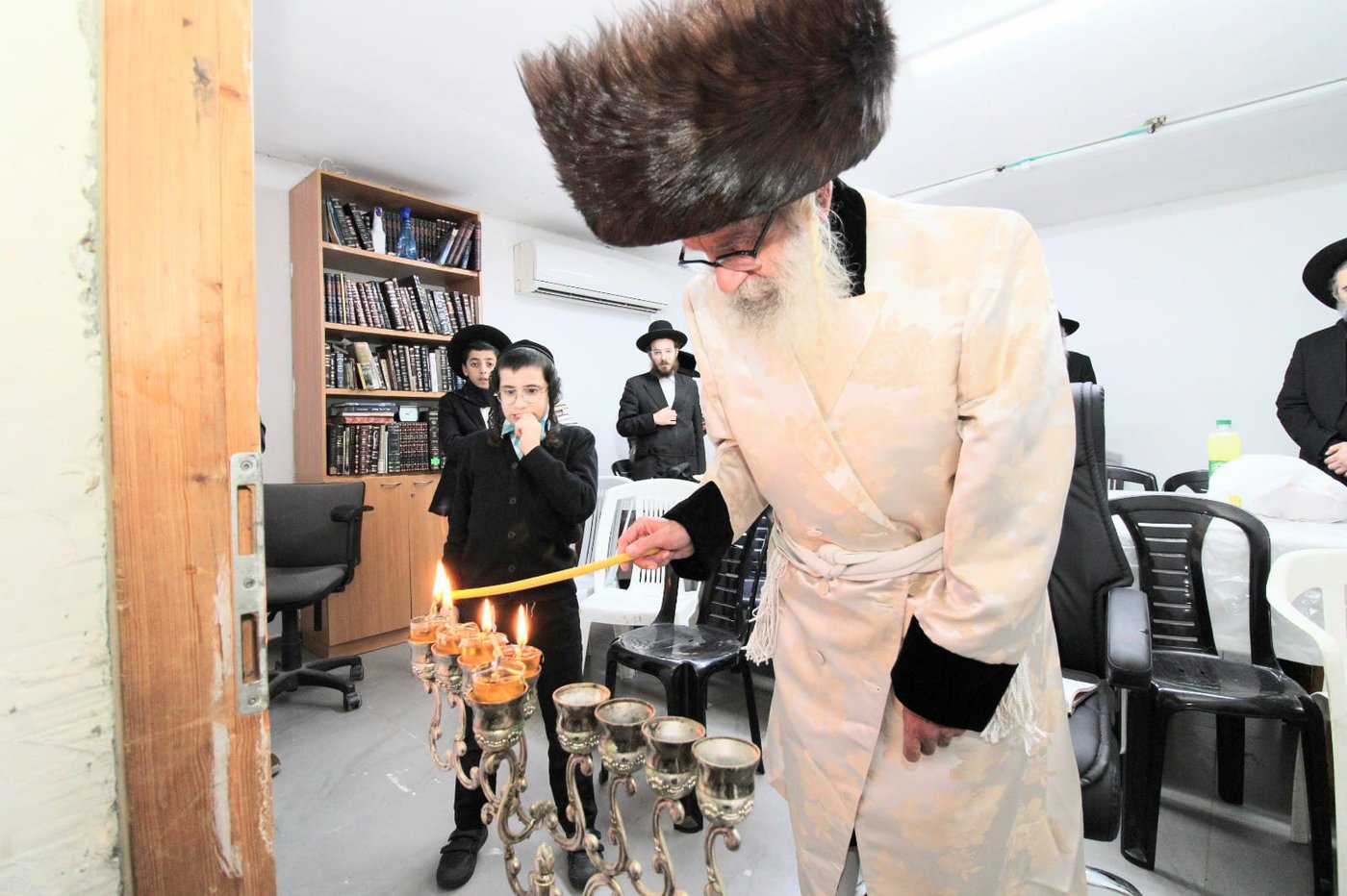הרבי מטורקא בהדלקת נרות חנוכה