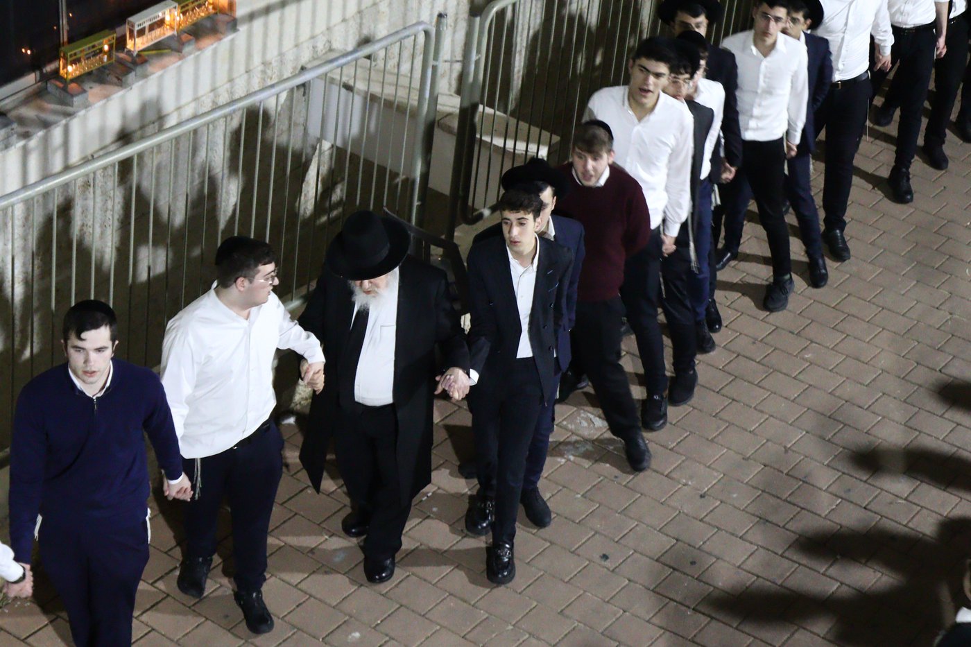 ראש הישיבה הגאון רבי אברהם יצחק הכהן קוק בהדלקת נרות חנוכה