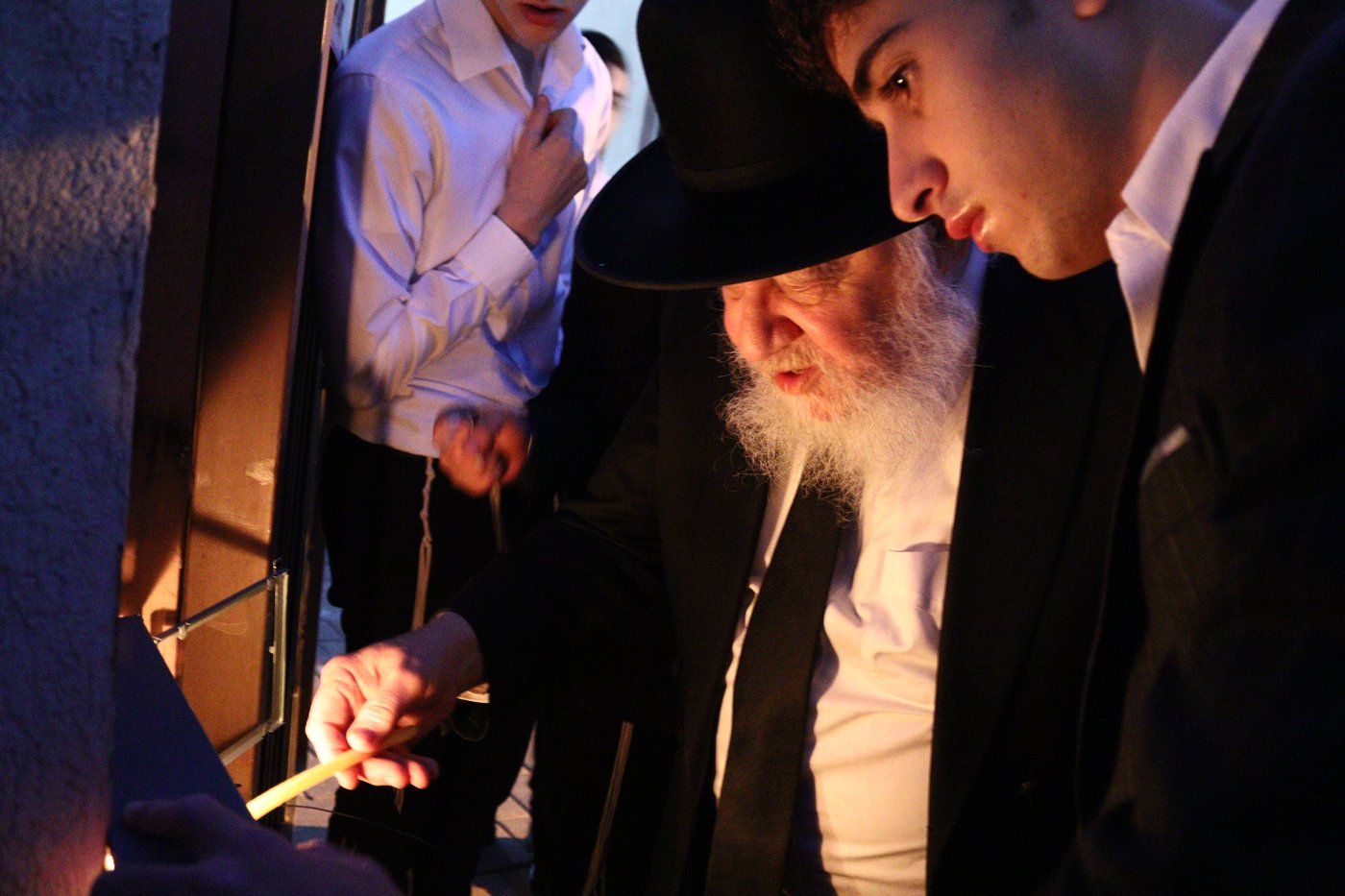 ראש הישיבה הגאון רבי אברהם יצחק הכהן קוק בהדלקת נרות חנוכה