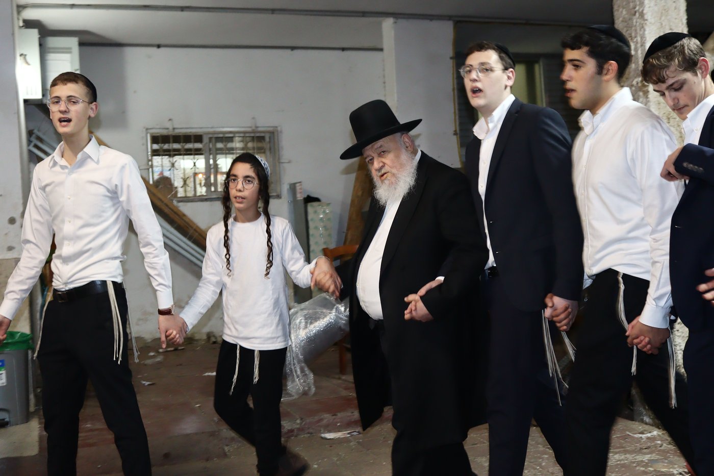 ראש הישיבה הגאון רבי אברהם יצחק הכהן קוק בהדלקת נרות חנוכה