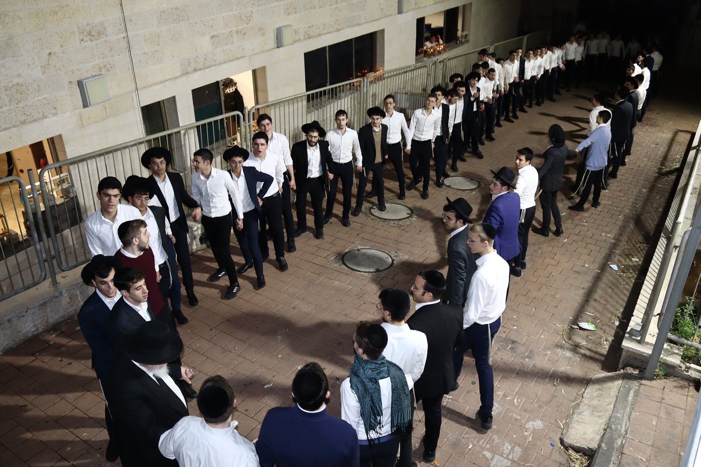 ראש הישיבה הגאון רבי אברהם יצחק הכהן קוק בהדלקת נרות חנוכה