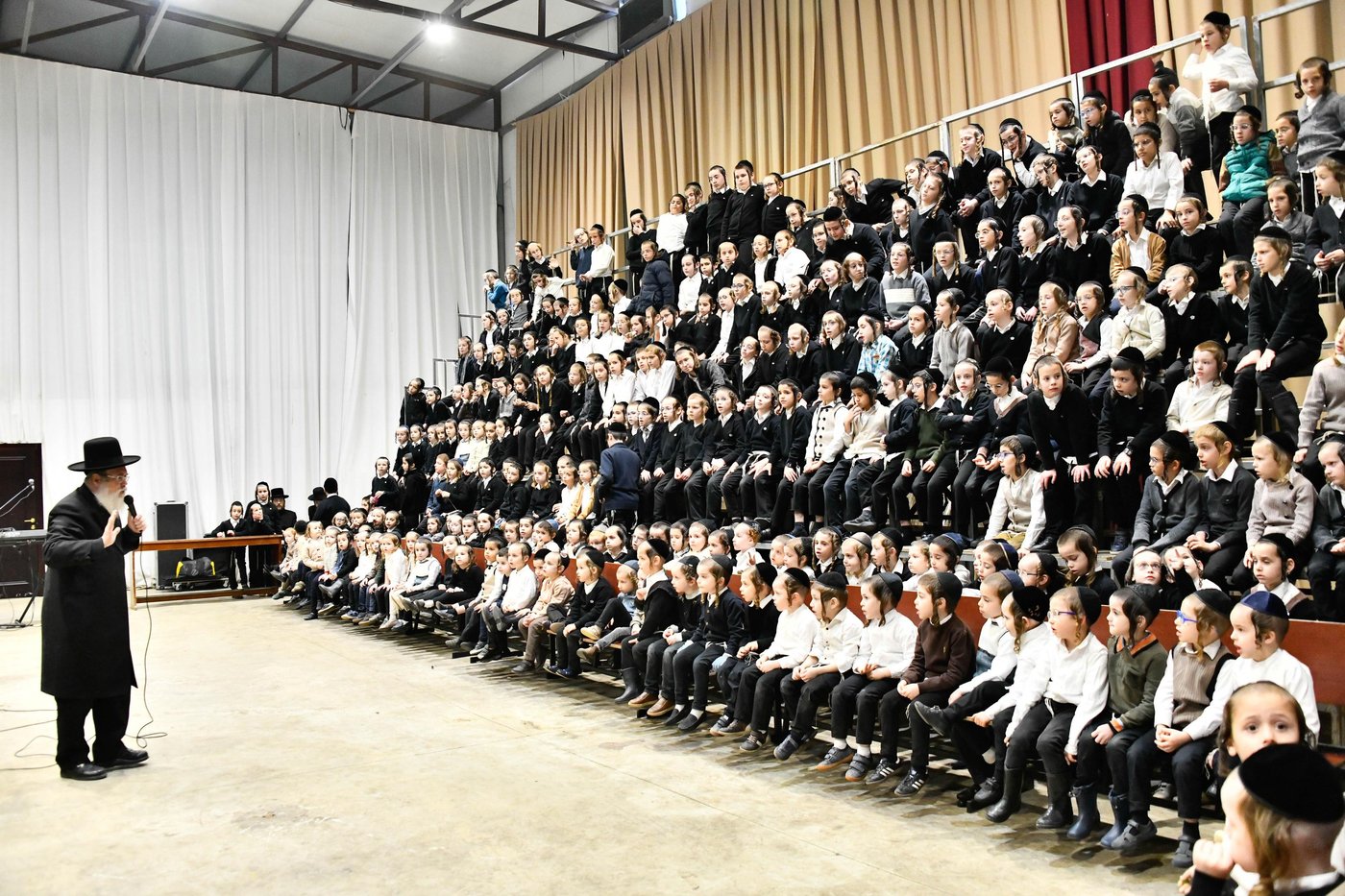 האדמו"ר מסאדיגורה בחלוקת מעות חנוכה לילדים