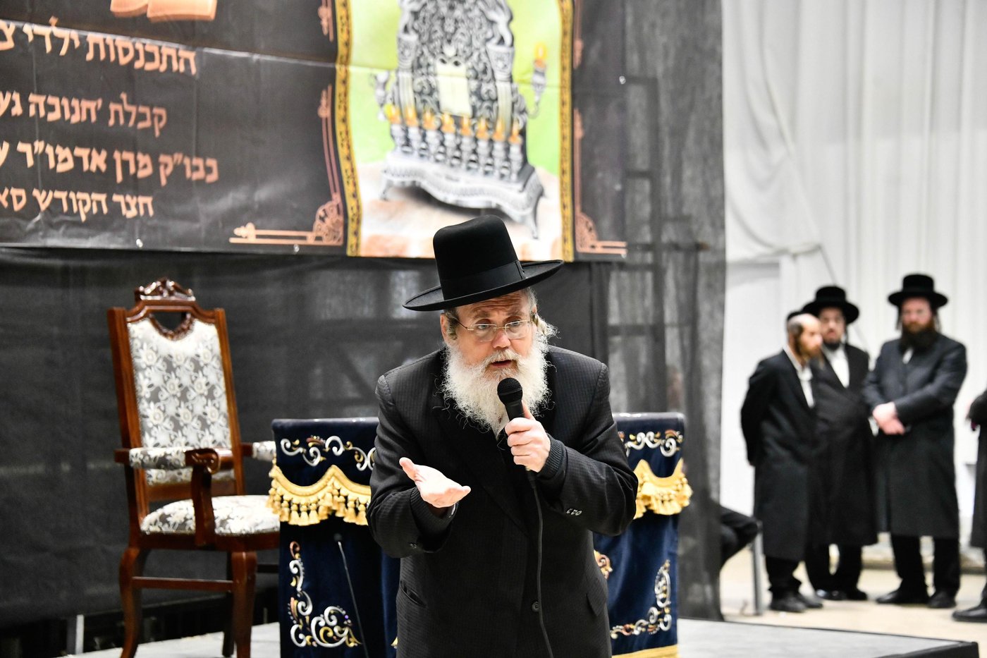 האדמו"ר מסאדיגורה בחלוקת מעות חנוכה לילדים