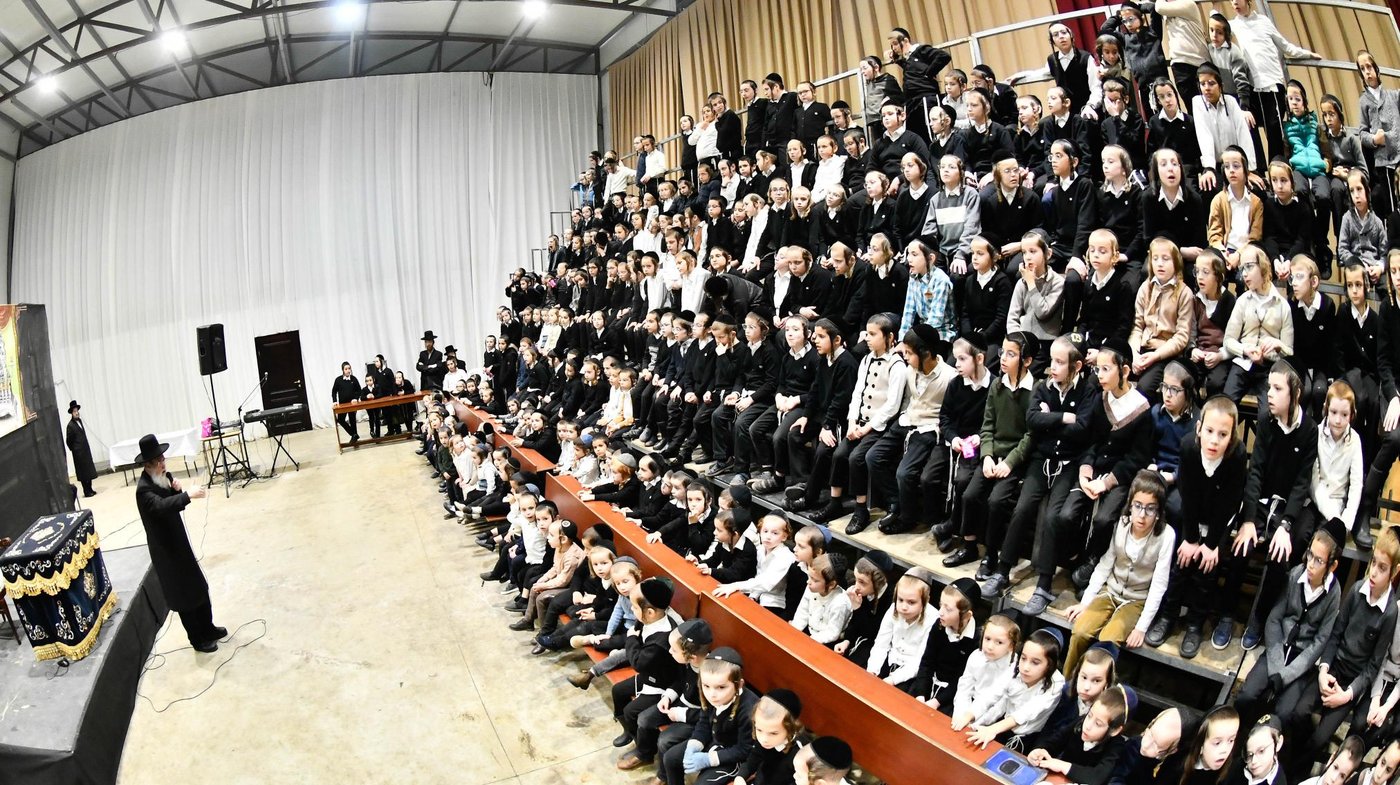 האדמו"ר מסאדיגורה בחלוקת מעות חנוכה לילדים