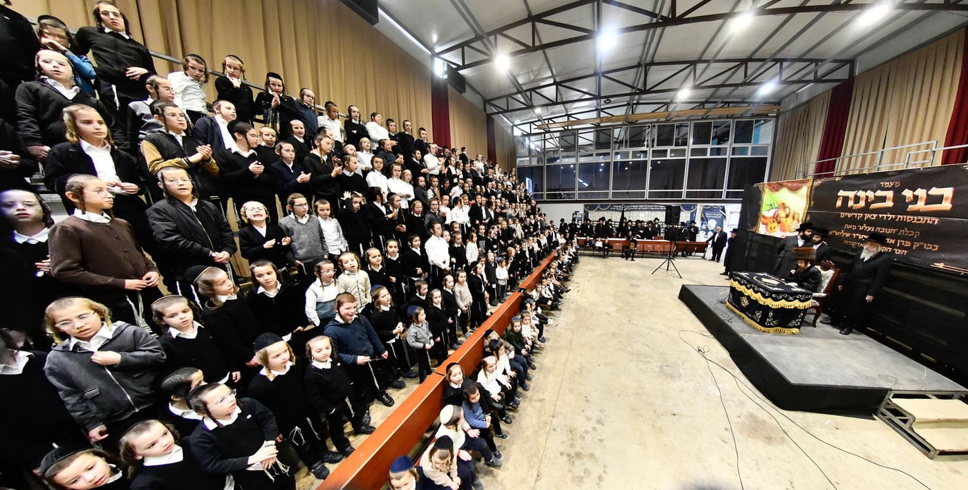 האדמו"ר מסאדיגורה בחלוקת מעות חנוכה לילדים