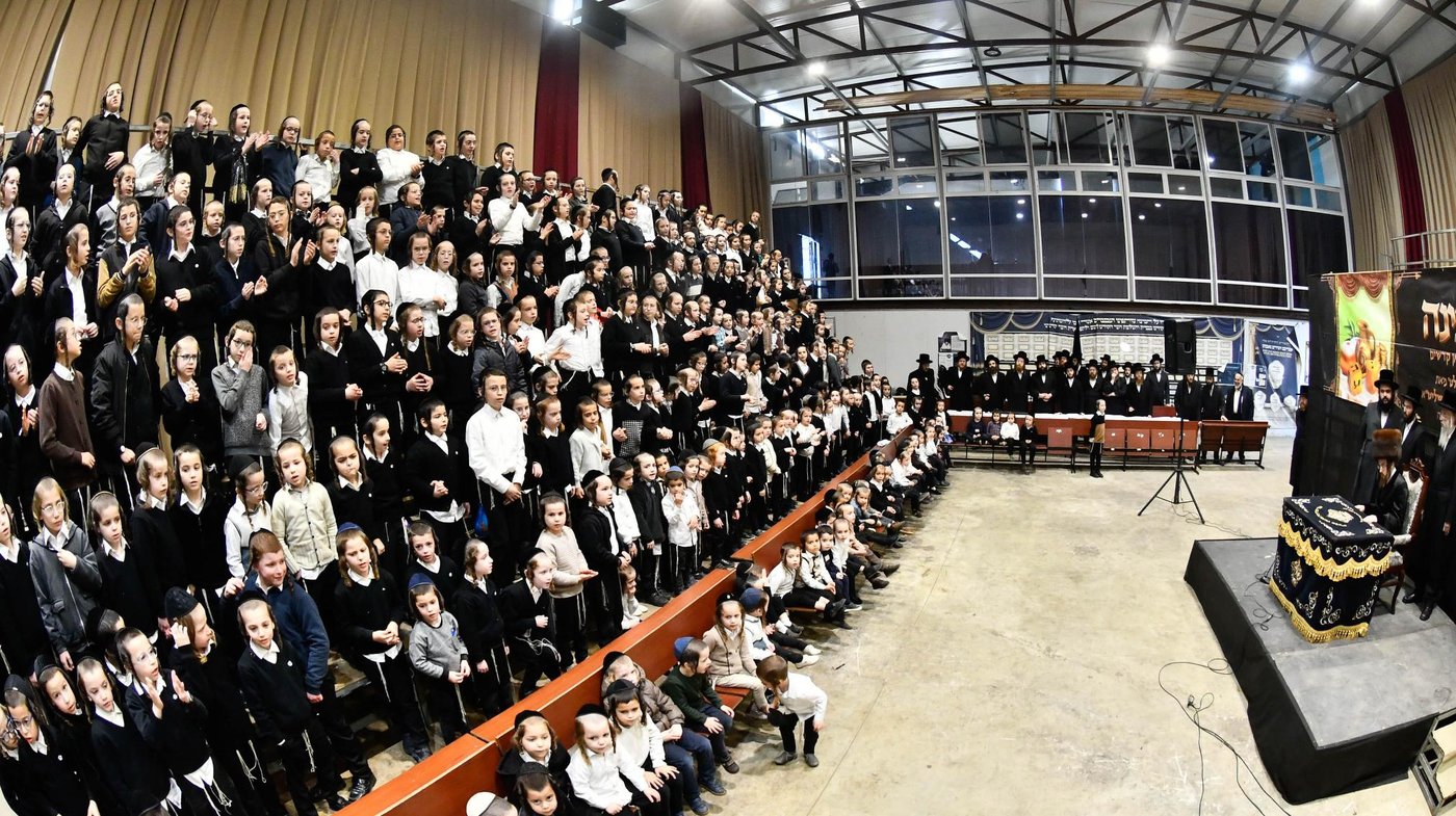 האדמו"ר מסאדיגורה בחלוקת מעות חנוכה לילדים