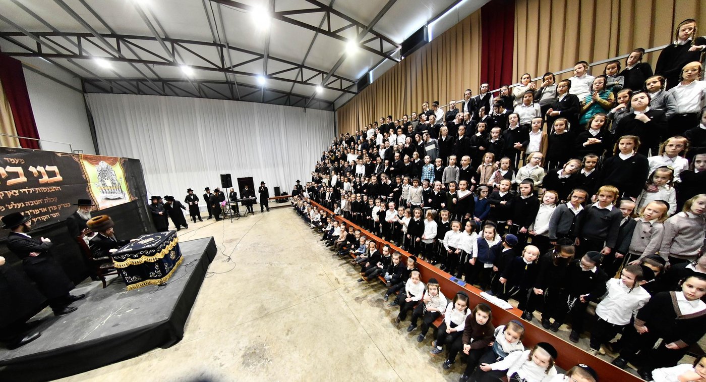 האדמו"ר מסאדיגורה בחלוקת מעות חנוכה לילדים