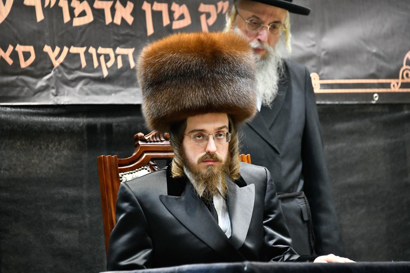 האדמו"ר מסאדיגורה בחלוקת מעות חנוכה לילדים