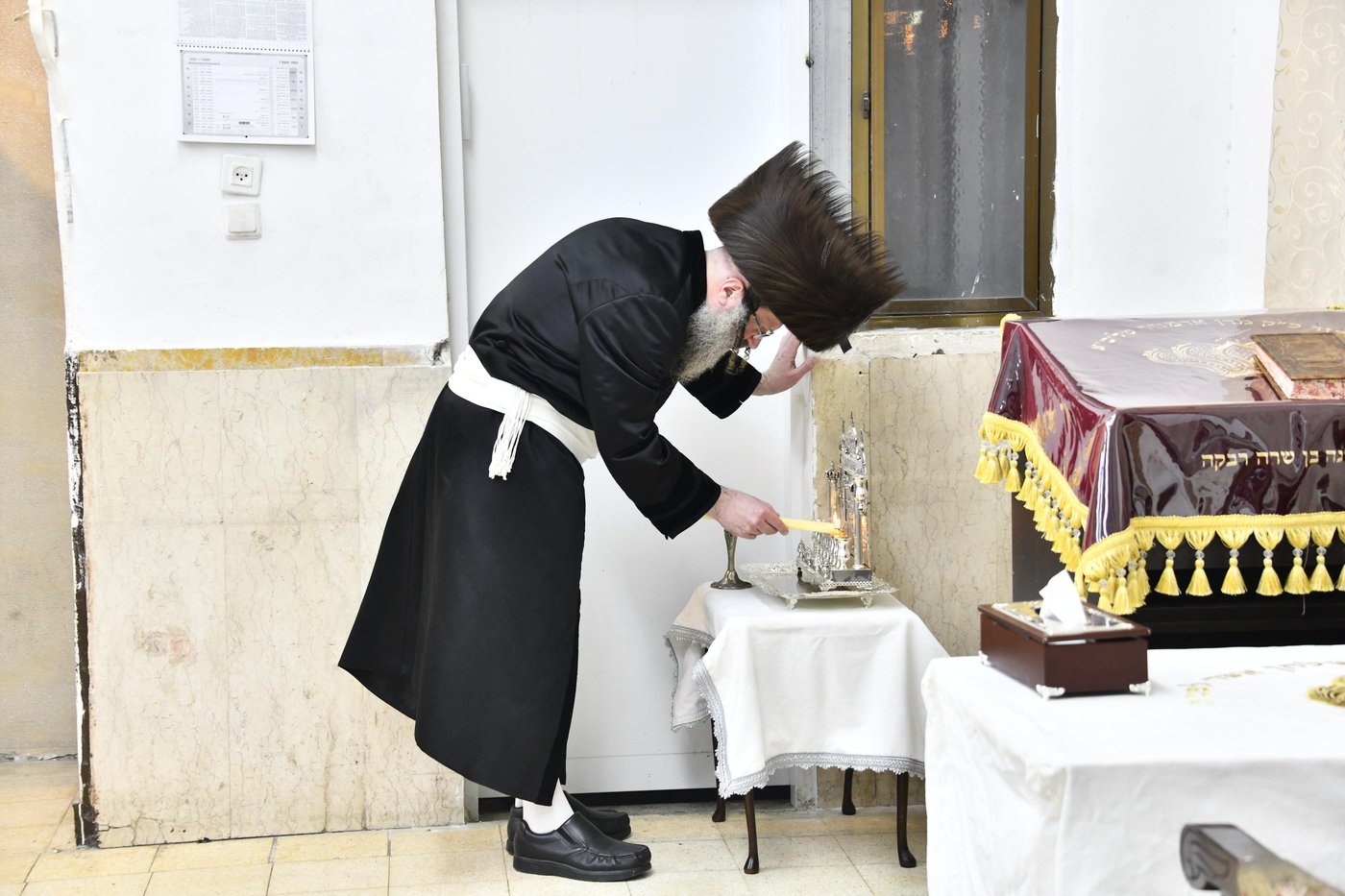 האדמו"ר מביטשקוב בהדלקת נרות חנוכה