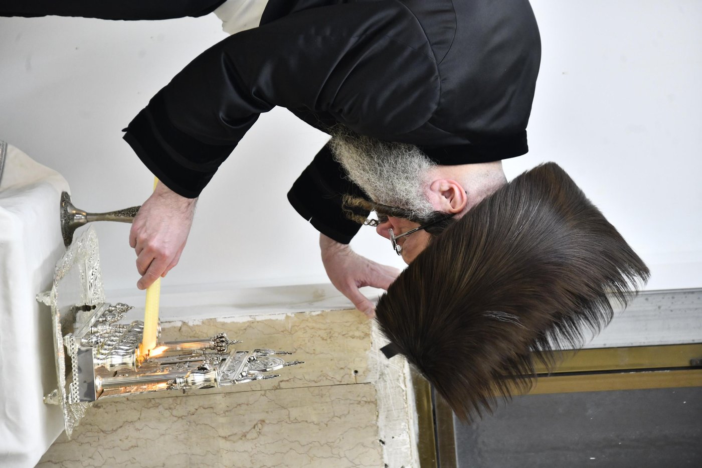 האדמו"ר מביטשקוב בהדלקת נרות חנוכה