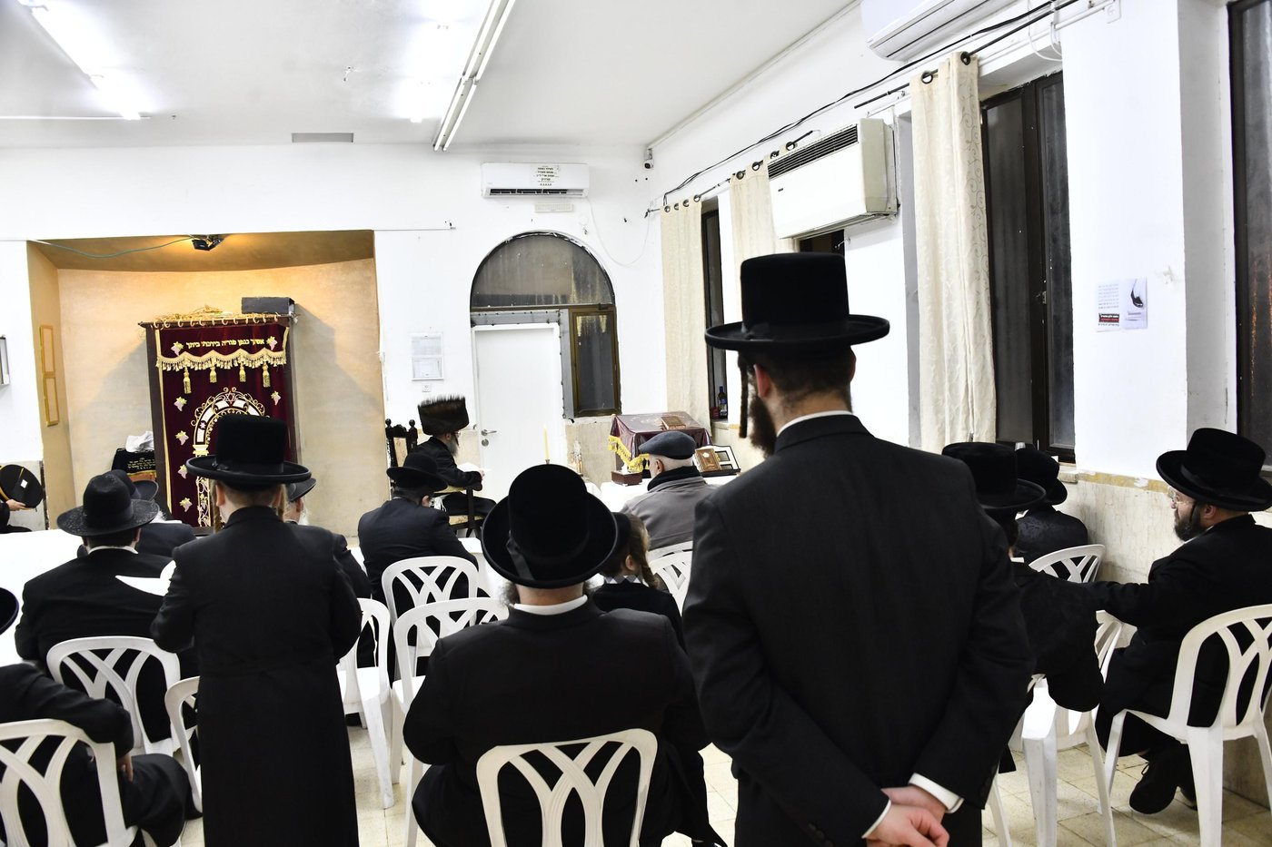 האדמו"ר מביטשקוב בהדלקת נרות חנוכה