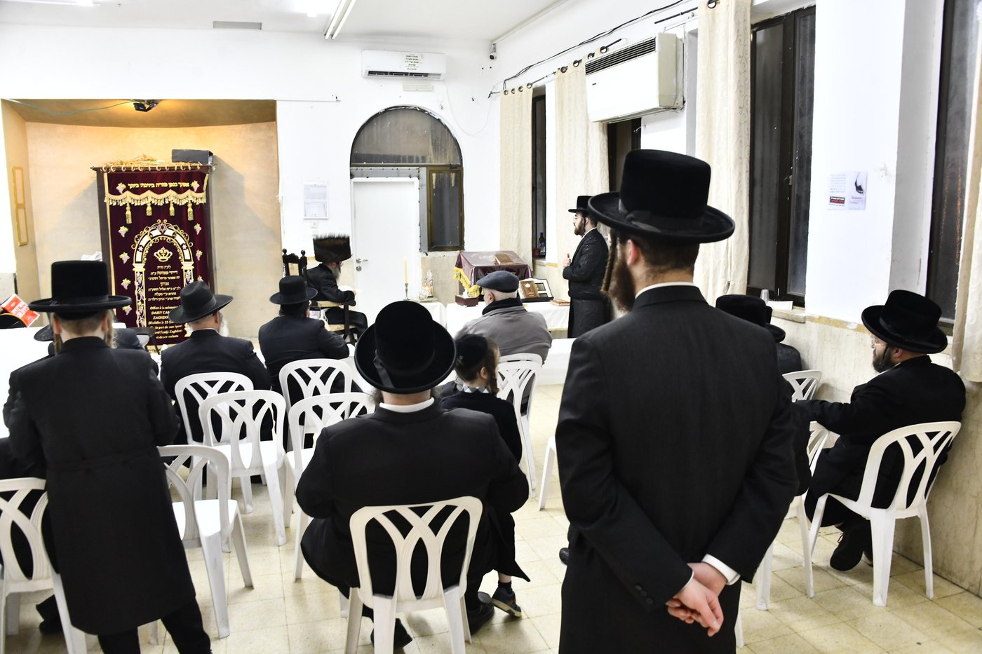 האדמו"ר מביטשקוב בהדלקת נרות חנוכה