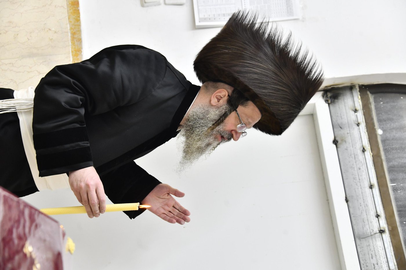 האדמו"ר מביטשקוב בהדלקת נרות חנוכה