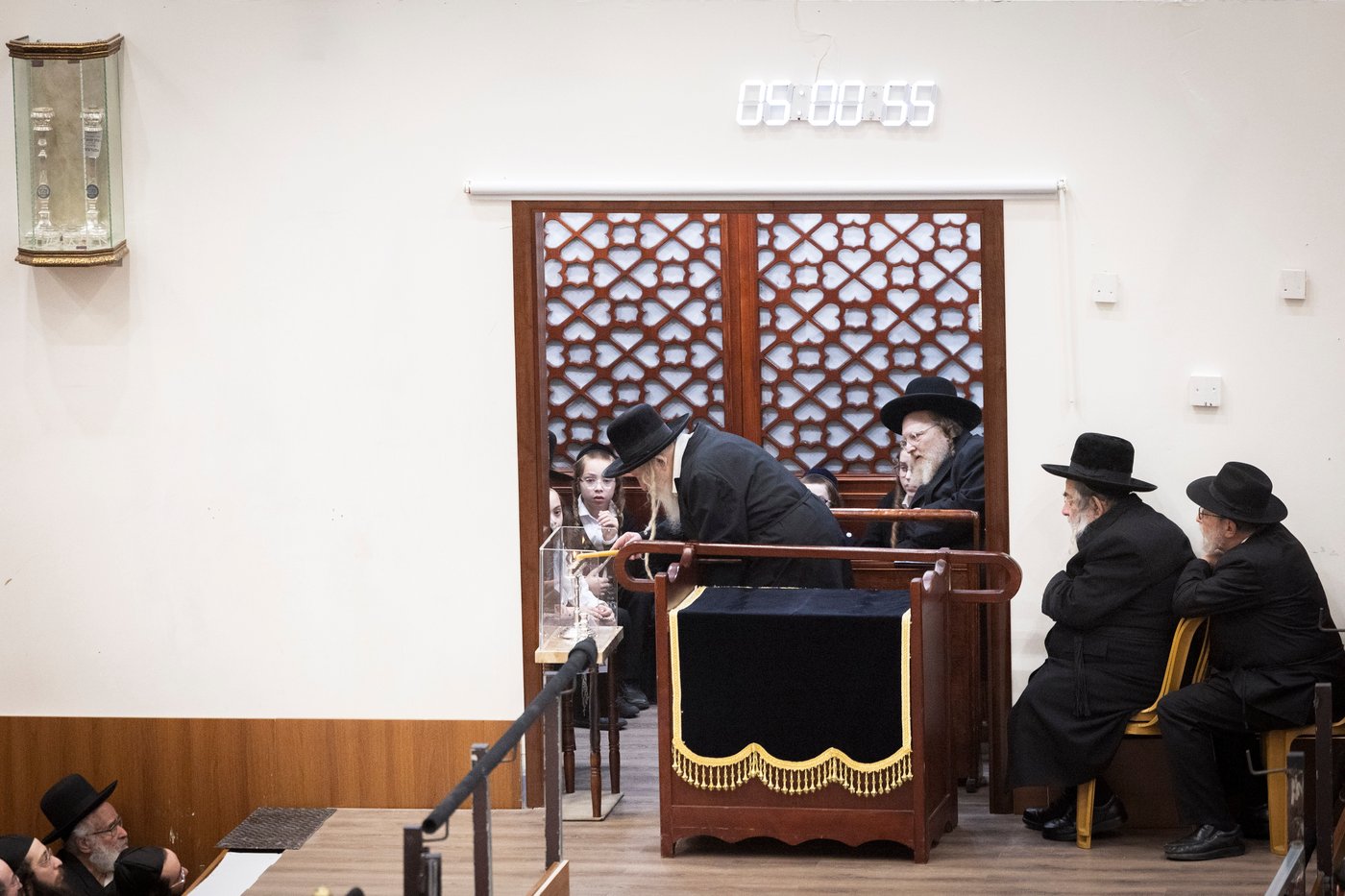 האדמו"ר מגור בהדלקת הנר הרביעי של חנוכה