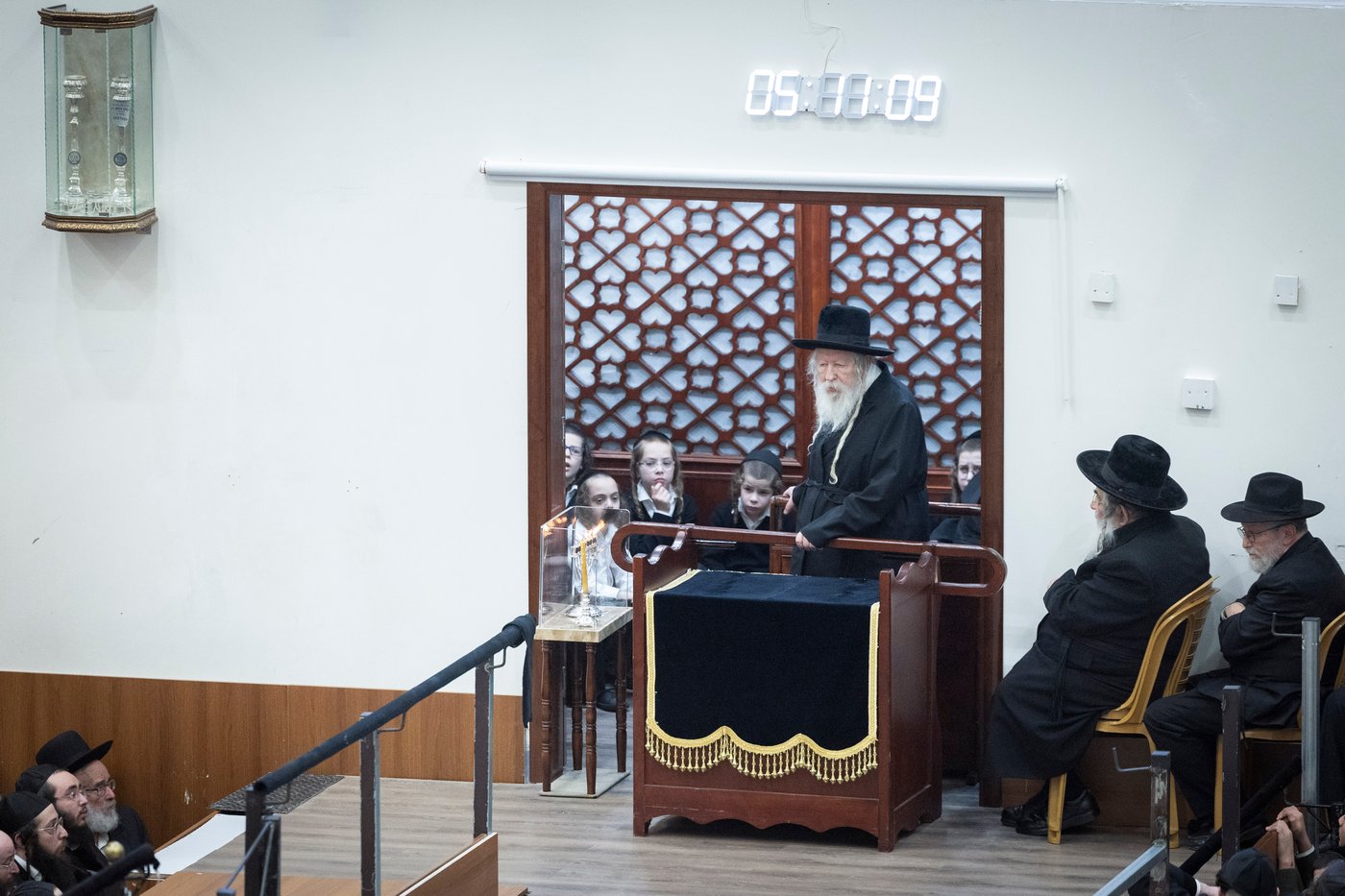 האדמו"ר מגור בהדלקת הנר הרביעי של חנוכה