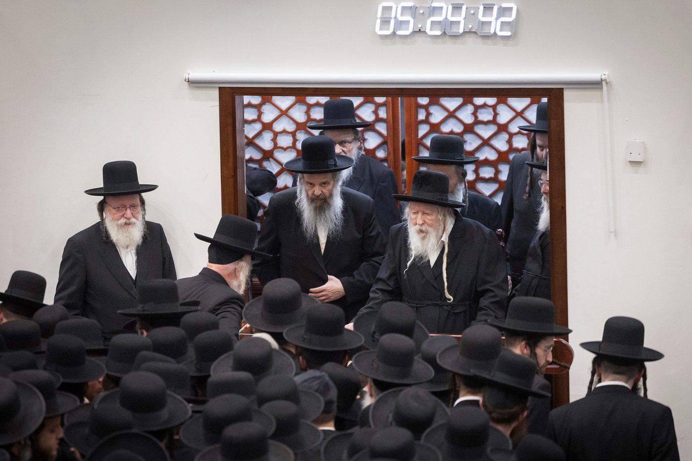 האדמו"ר מגור בהדלקת הנר הרביעי של חנוכה