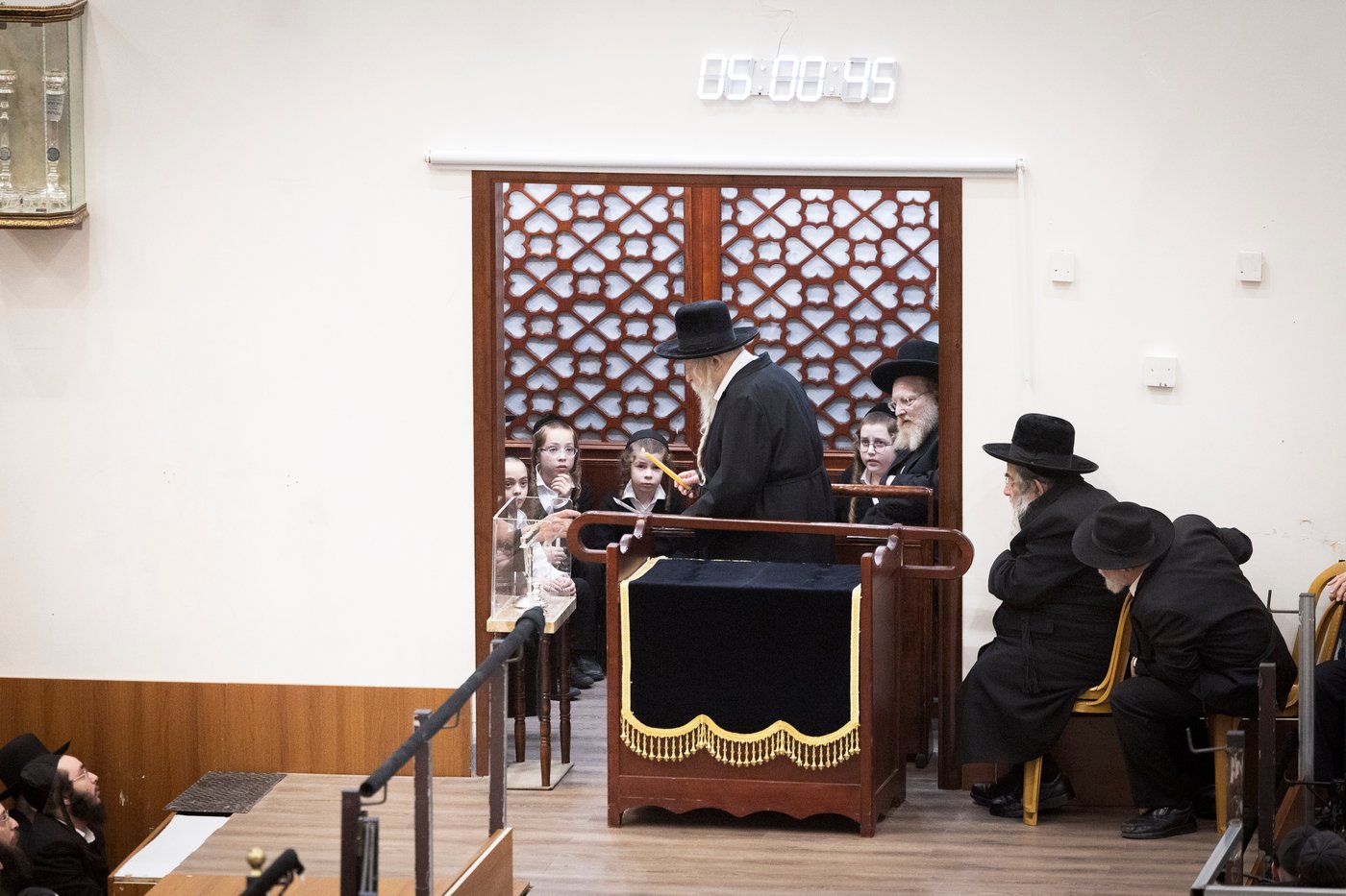 האדמו"ר מגור בהדלקת הנר הרביעי של חנוכה